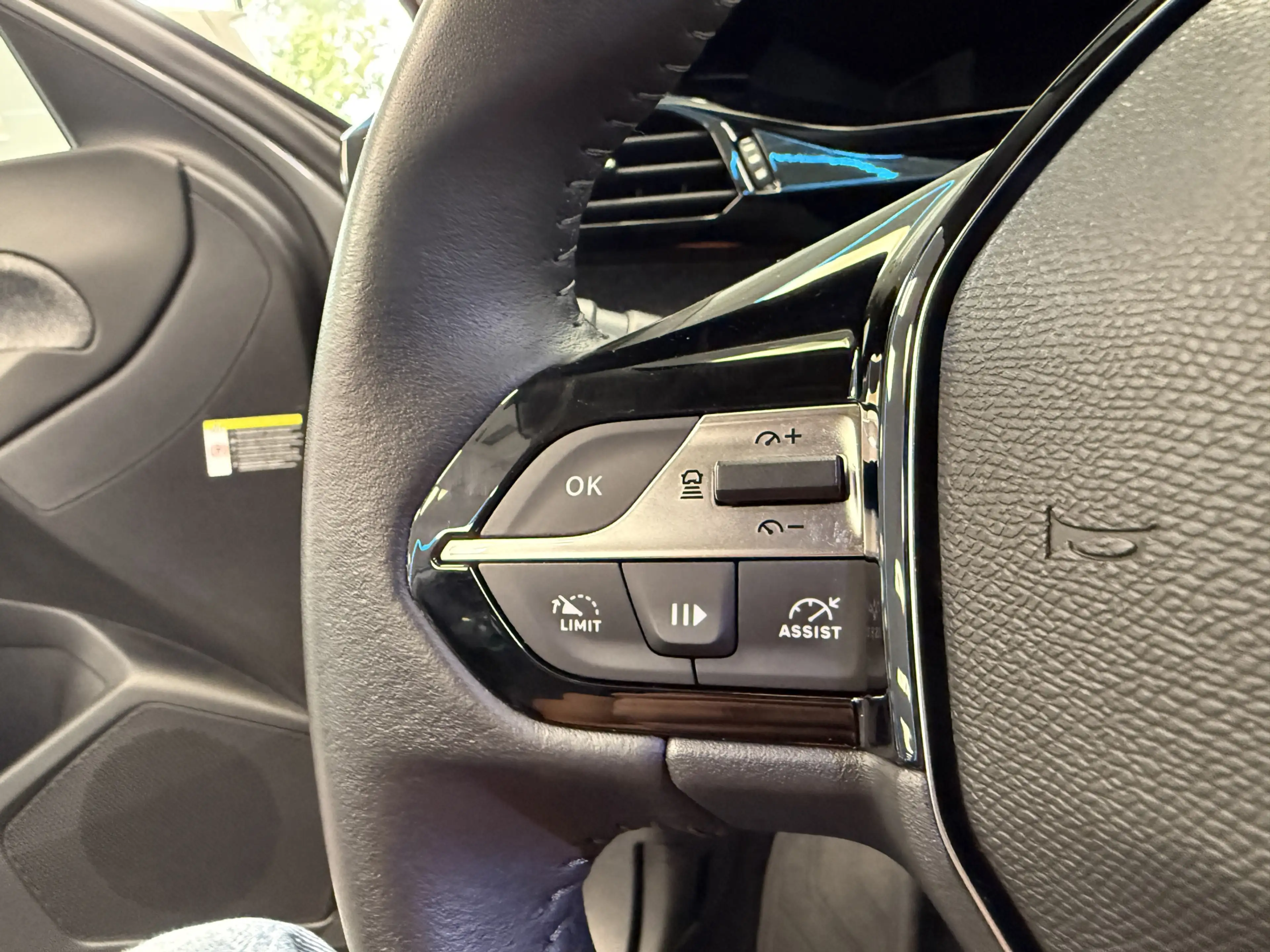 Peugeot 408 1.6 HYbrid Allure 180 EAT8 Navigatie Full-led Adap — photo 8