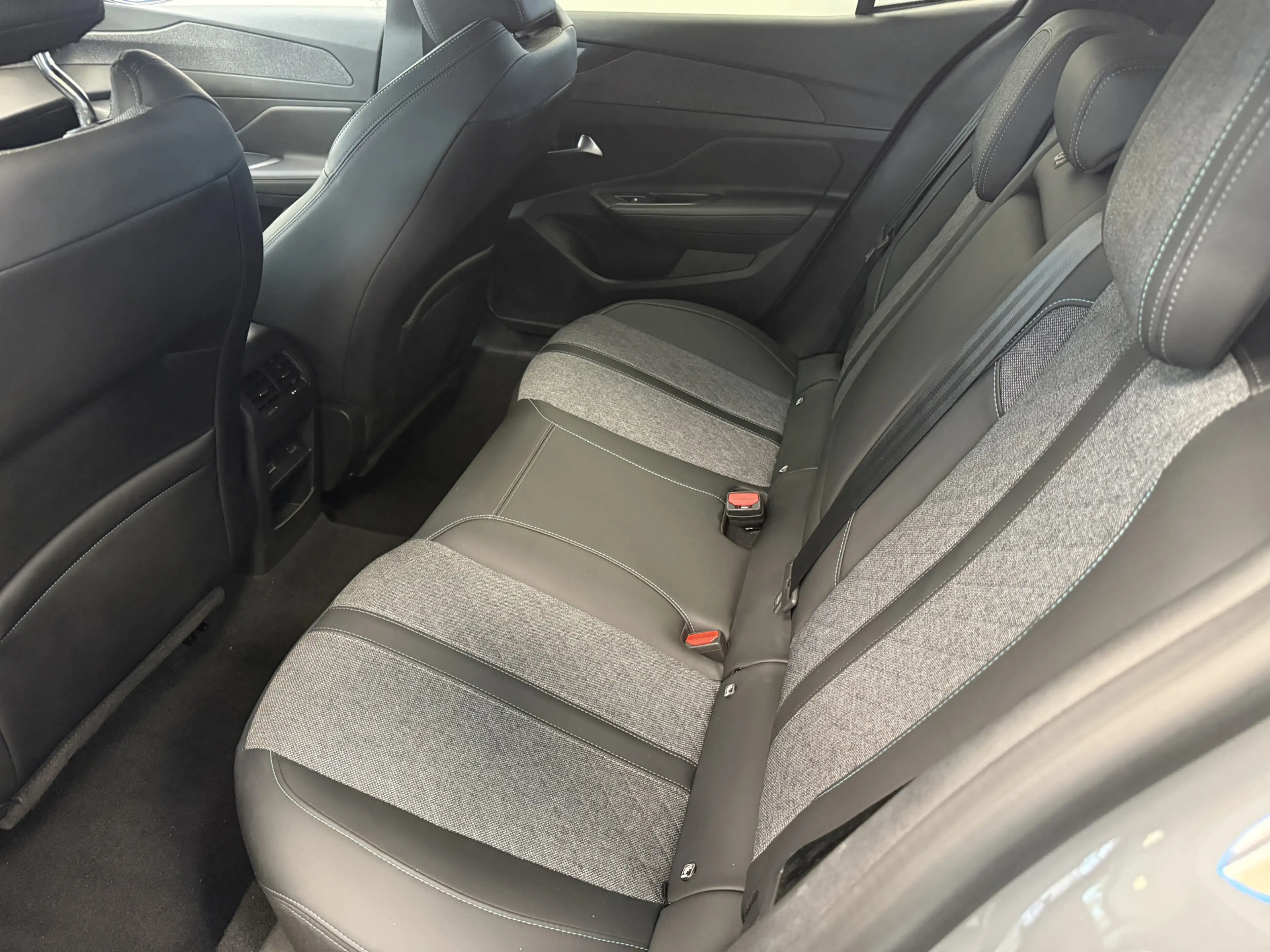 Peugeot 408 1.6 HYbrid Allure 180 EAT8 Navigatie Full-led Adap — photo 12