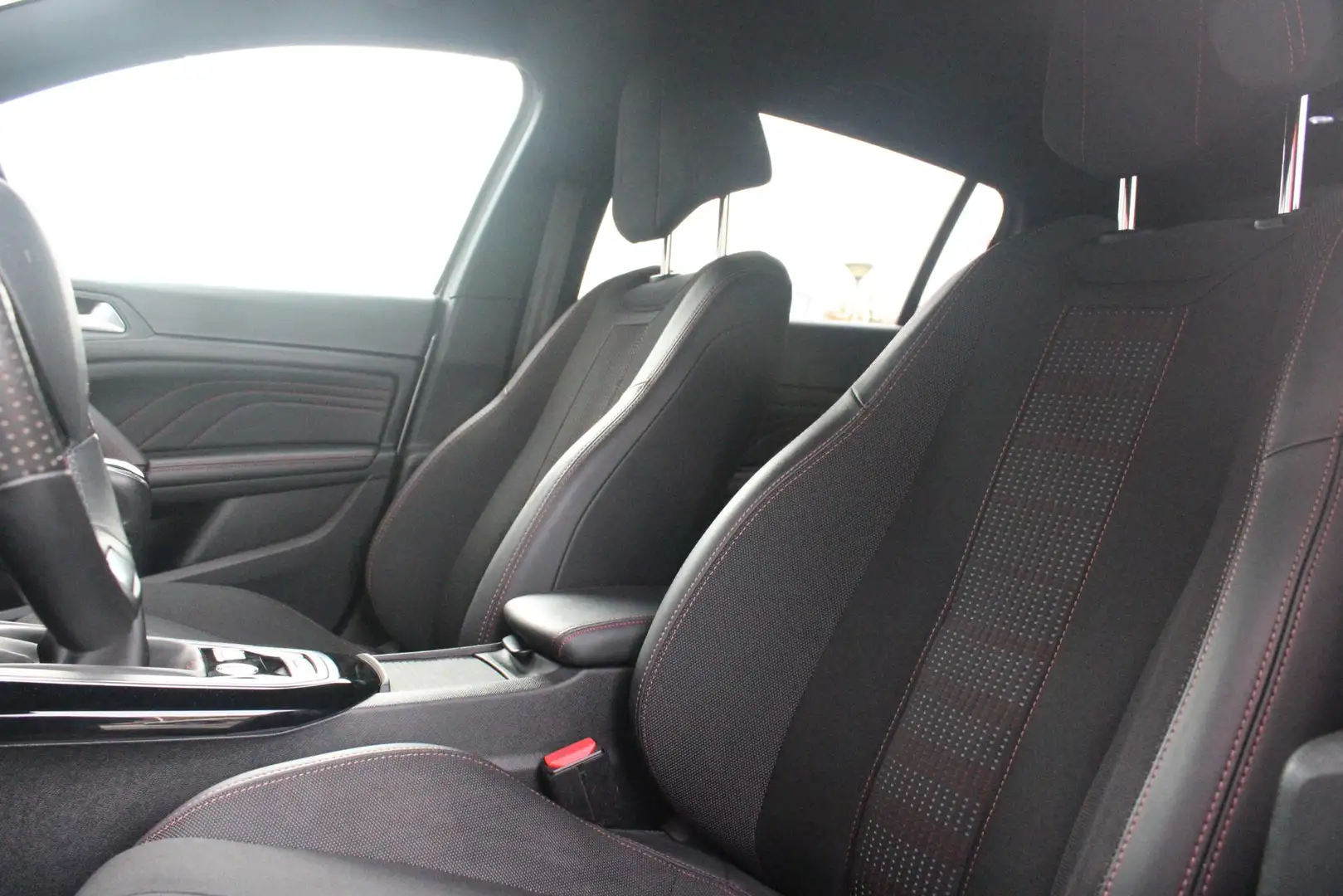 Peugeot 308 1.2 130PK GT-LINE | MASSAGE STOELEN | NAVIGATIE | Grijs - 2