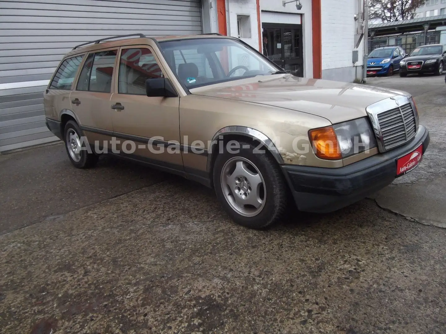 Mercedes-Benz 200 Diesel 7 Sitzer Plateado - 1