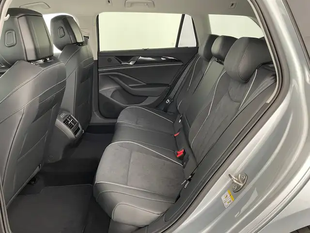 Volkswagen Passat view 11