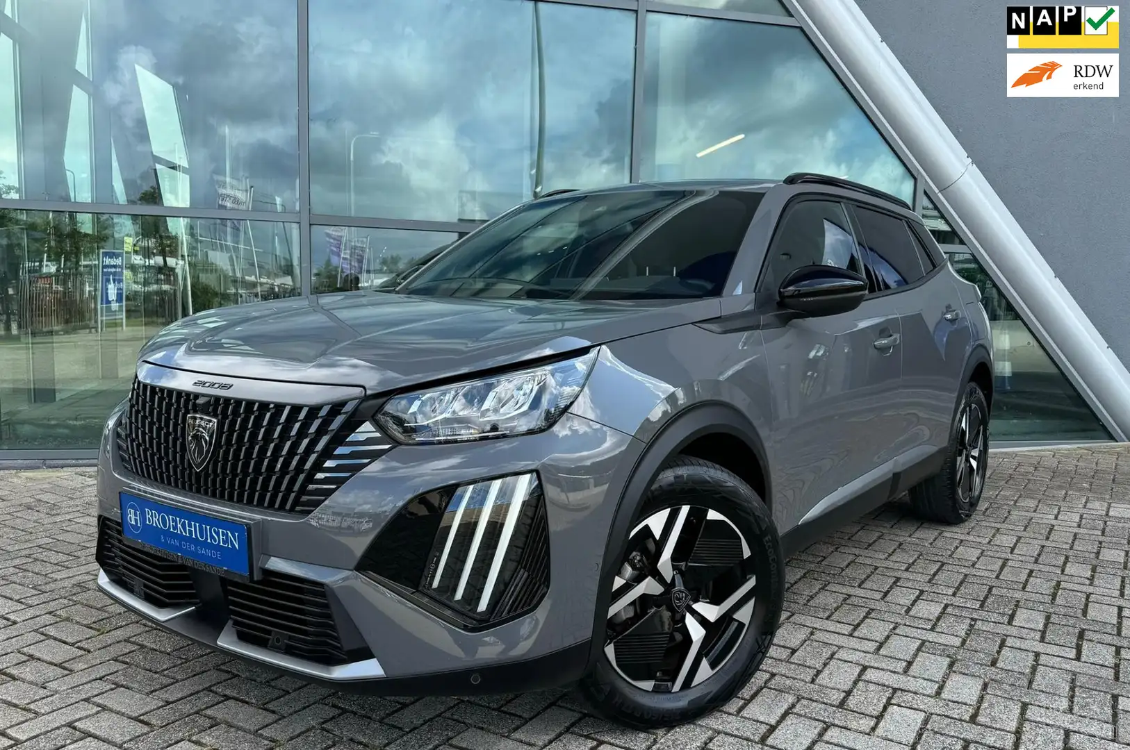 Peugeot 2008 1.2 Hybrid 136pk Allure Automaat / 360 Camera / Vi Grey - 1