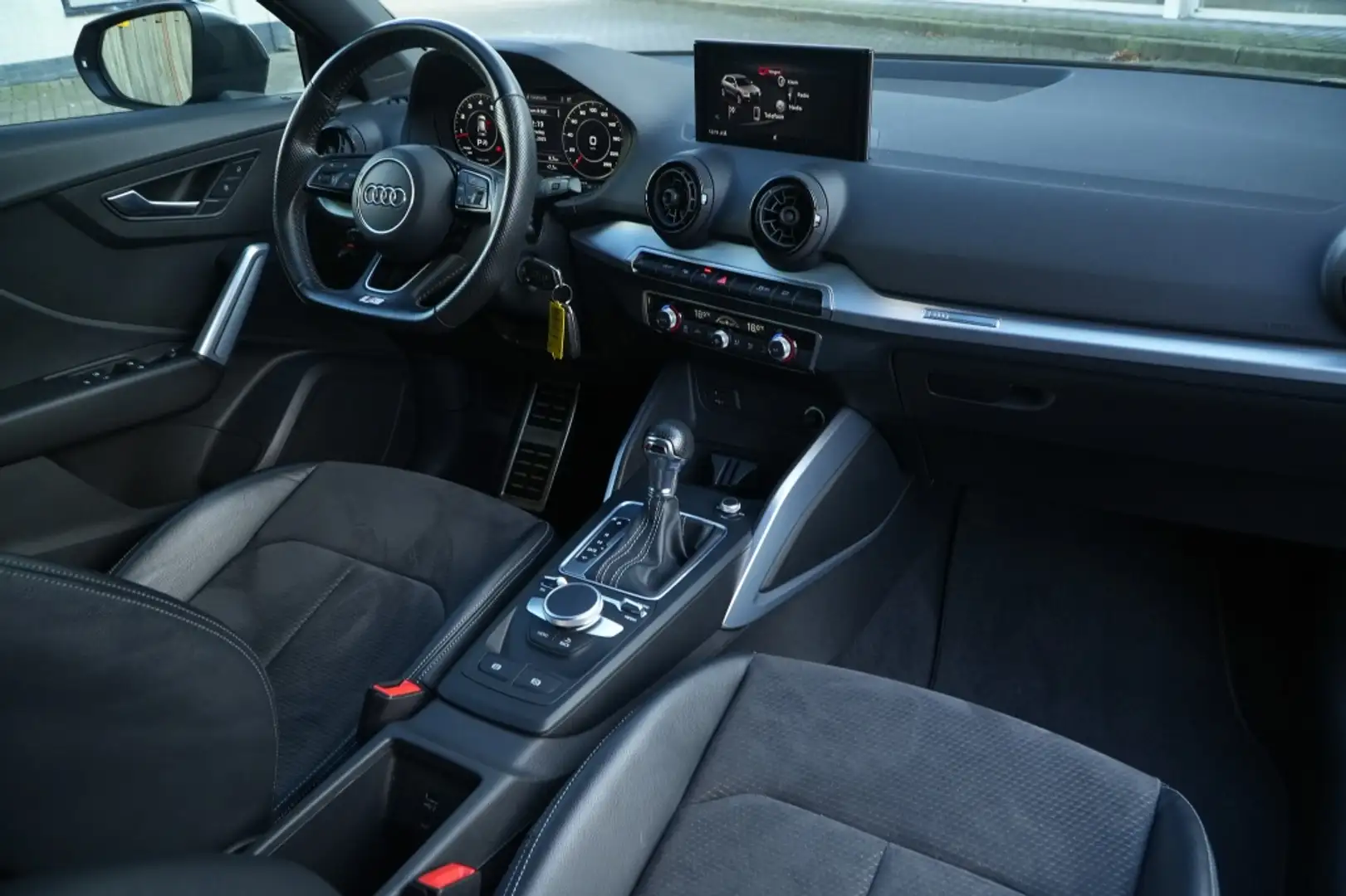 Audi Q2 1.4 TFSI I 150 pk I S-line I 19 inch velgen I Grijs - 2