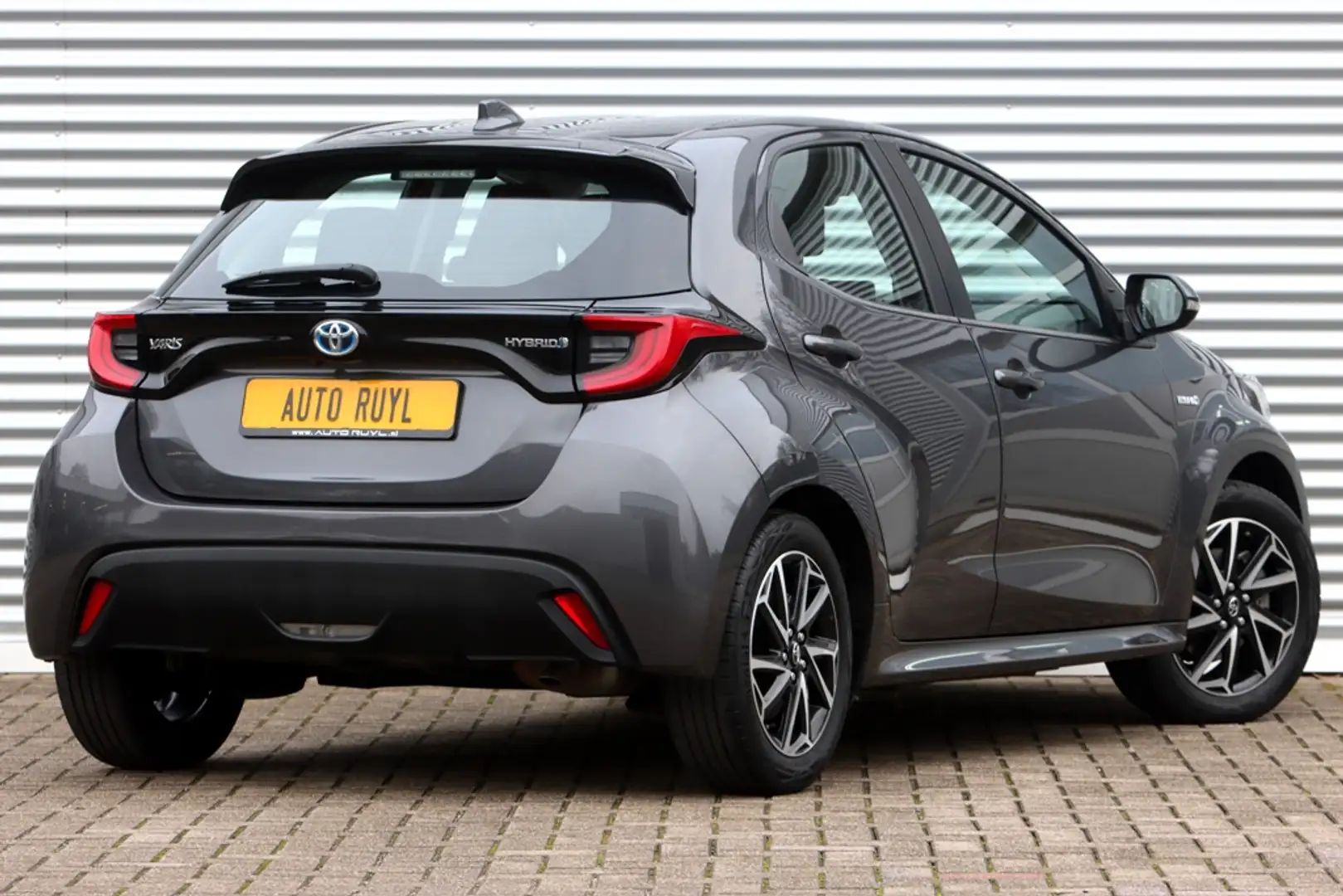 Toyota Yaris 1.5 Hybrid Dynamic Carplay / Camera / Stoel verw. Grijs - 2