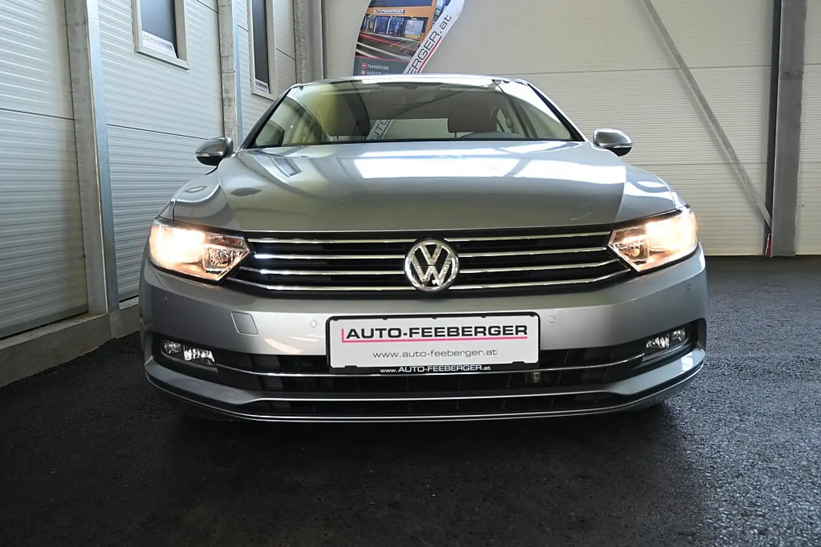 Volkswagen Passat 1,6 SCR TDI DSG Comfortline,Navi,ACC-Tempomat,R... Silber - 2