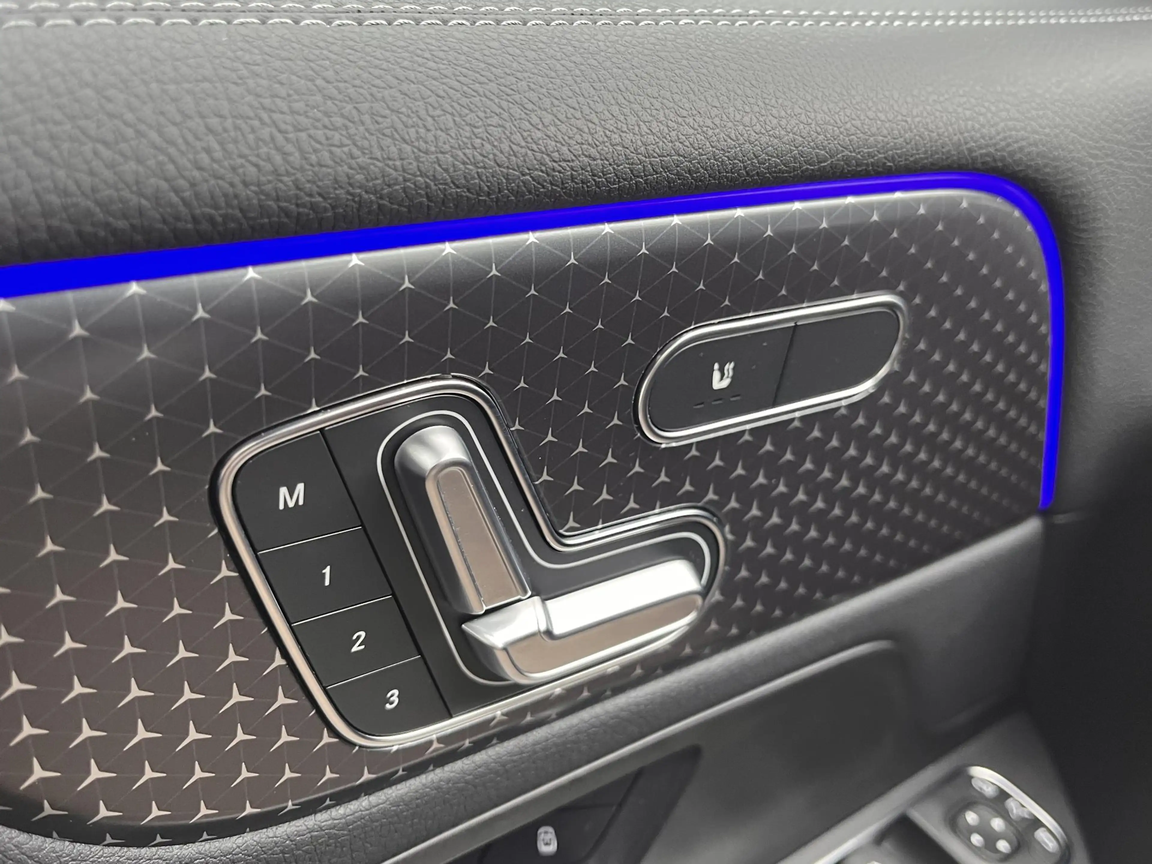 Mercedes-Benz EQB 350 4MATIC AMG Line — photo 9