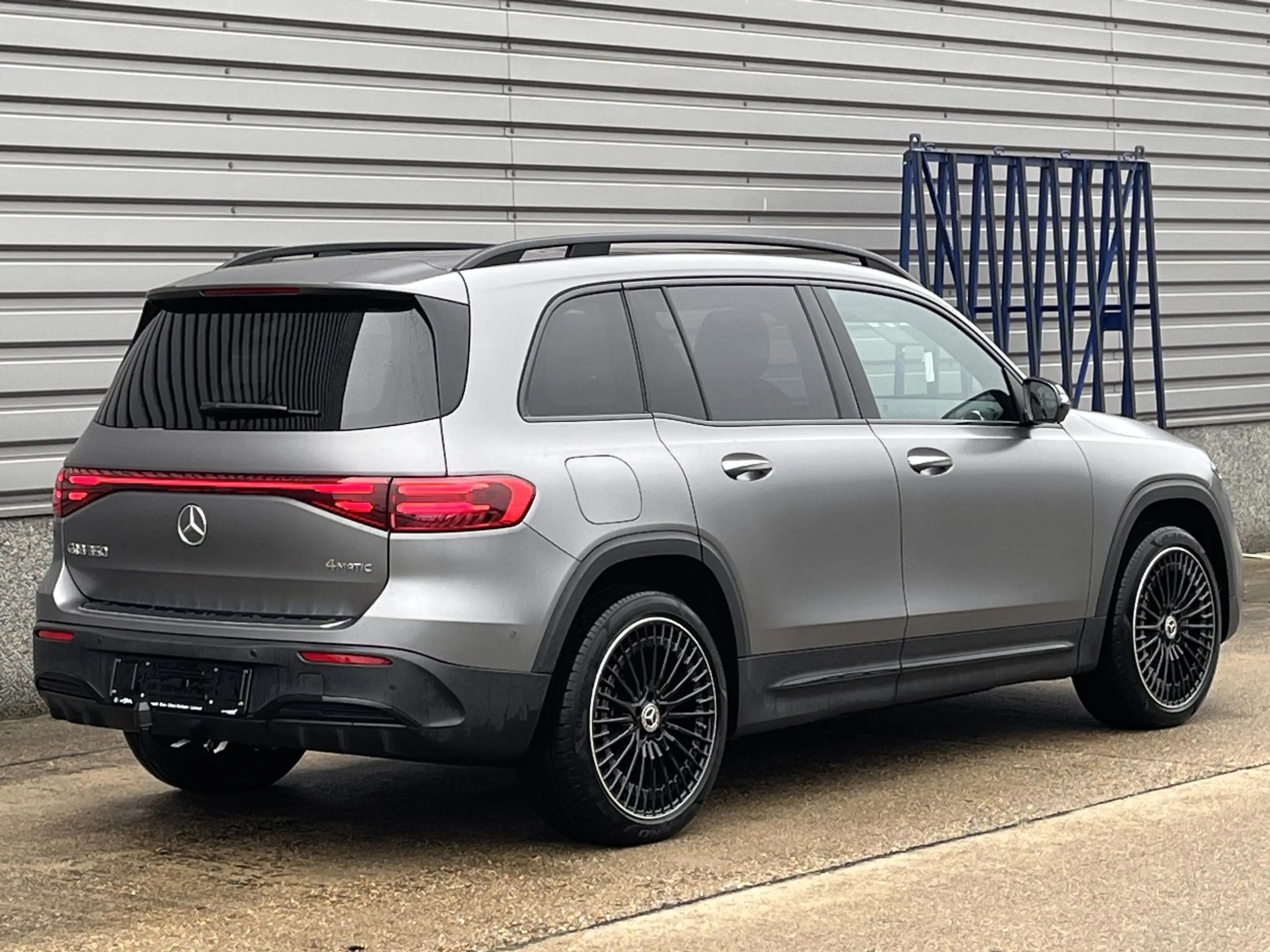 Mercedes-Benz EQB 350 4MATIC AMG Line — photo 8