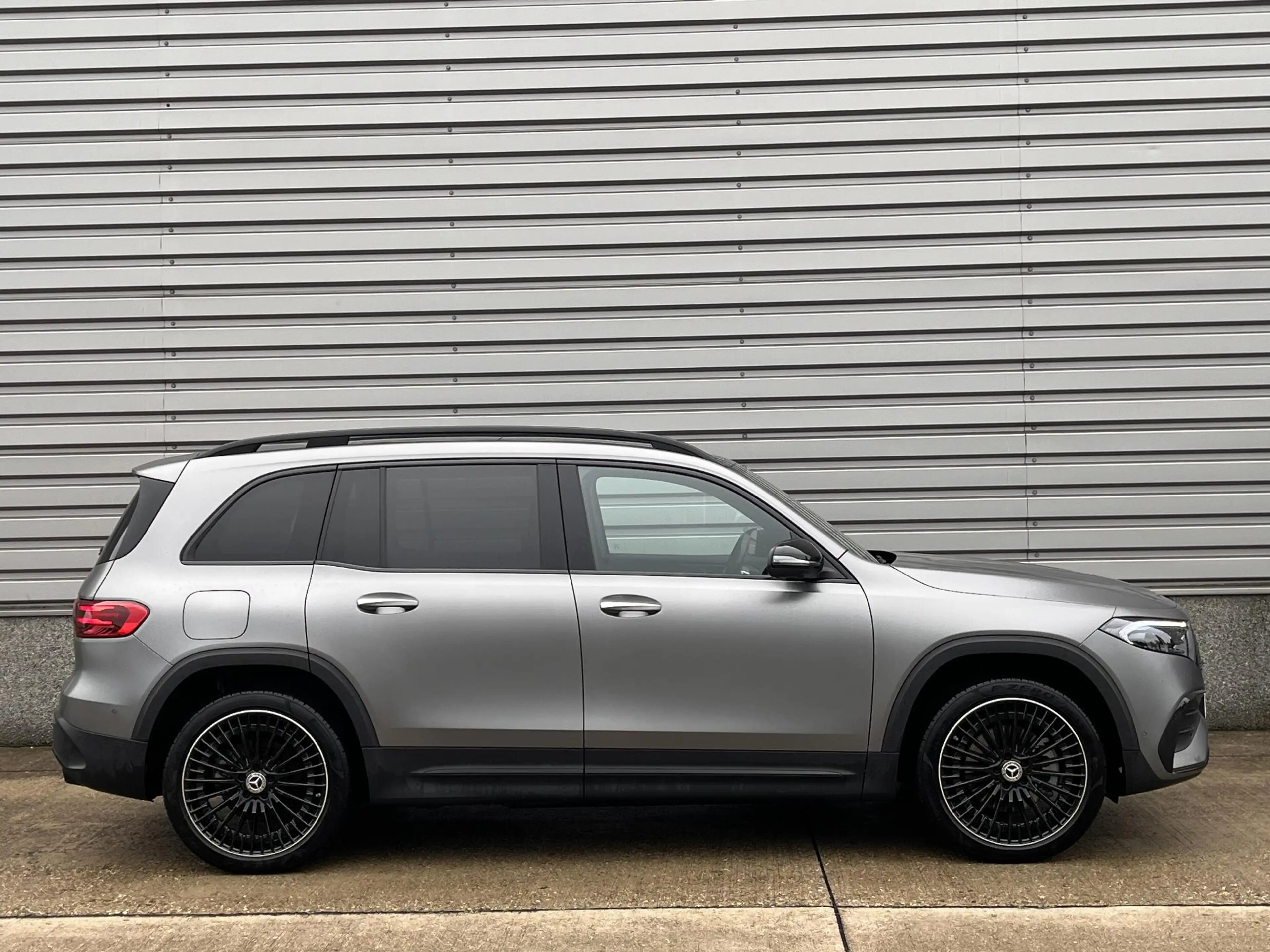 Mercedes-Benz EQB 350 4MATIC AMG Line — photo 4