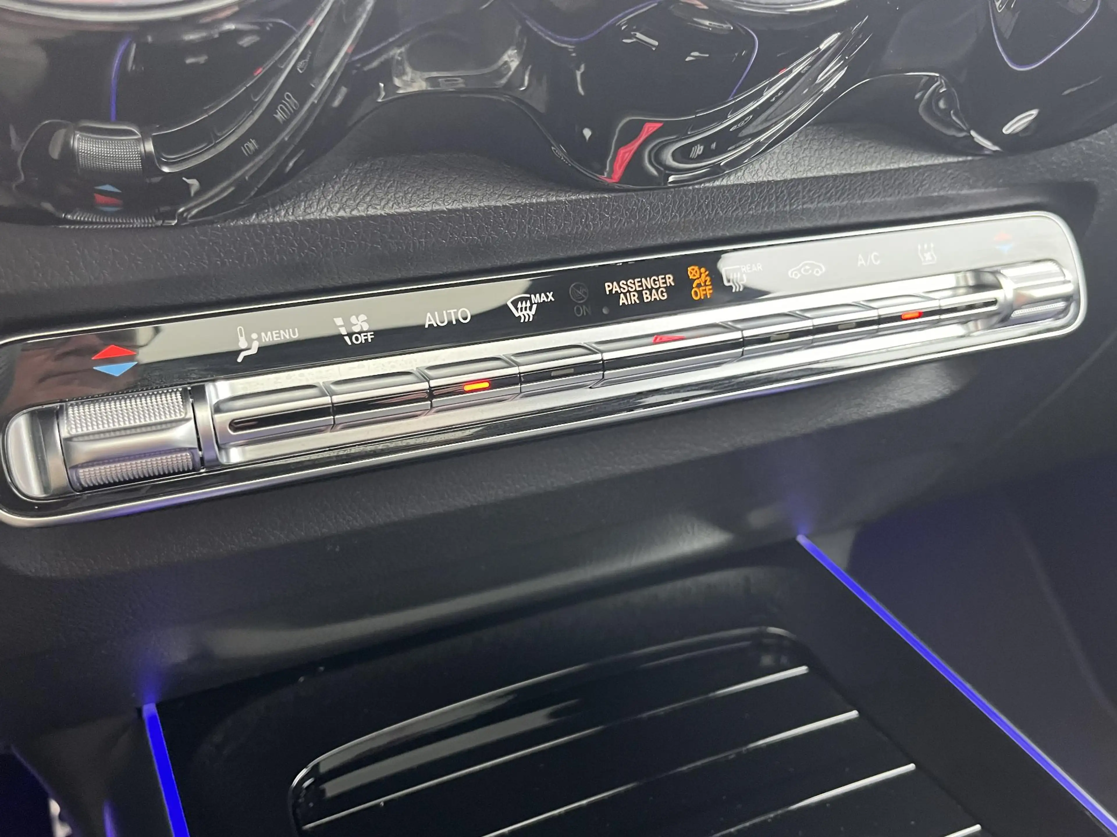 Mercedes-Benz EQB 350 4MATIC AMG Line — photo 12