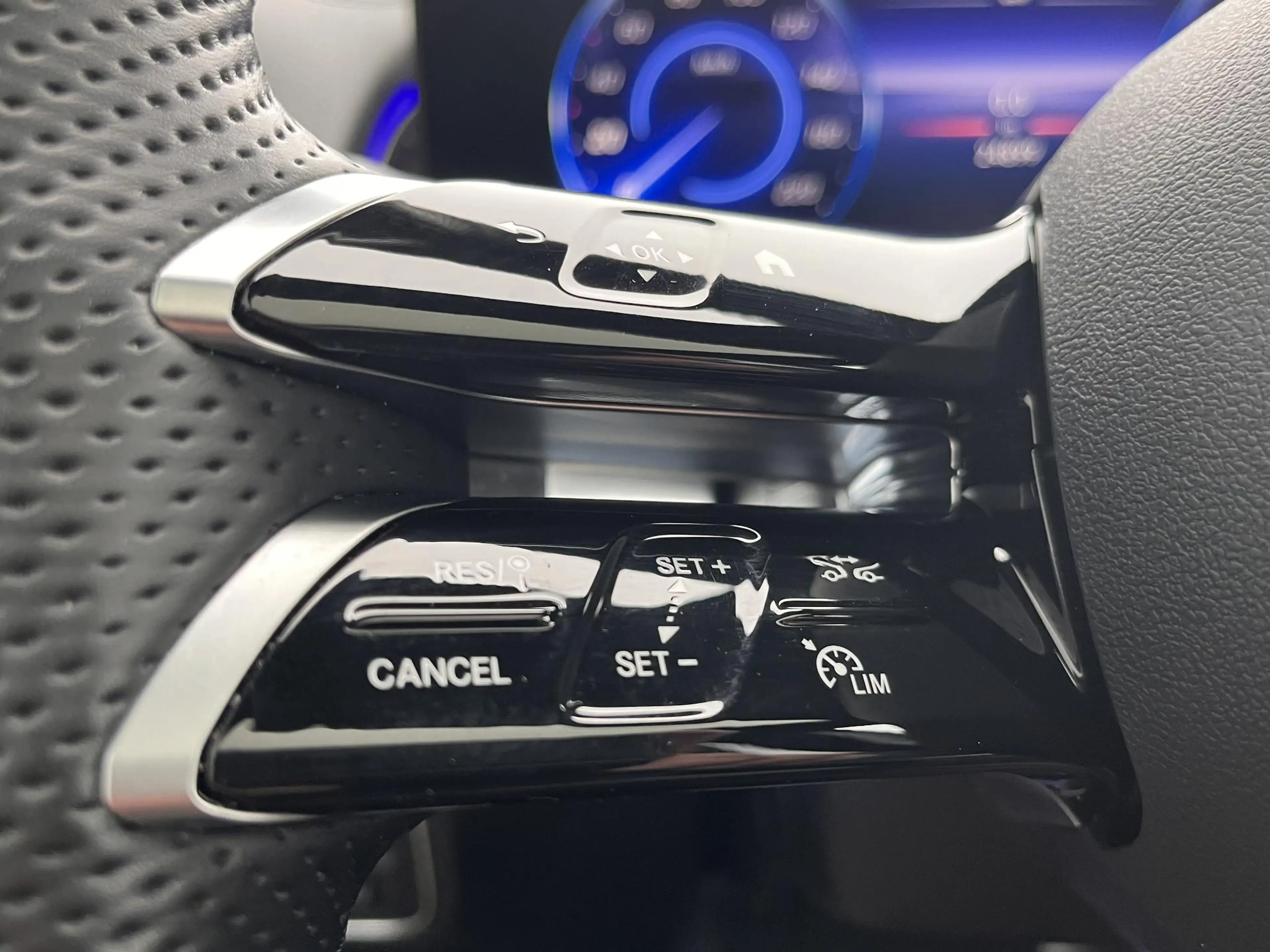 Mercedes-Benz EQB 350 4MATIC AMG Line — photo 11