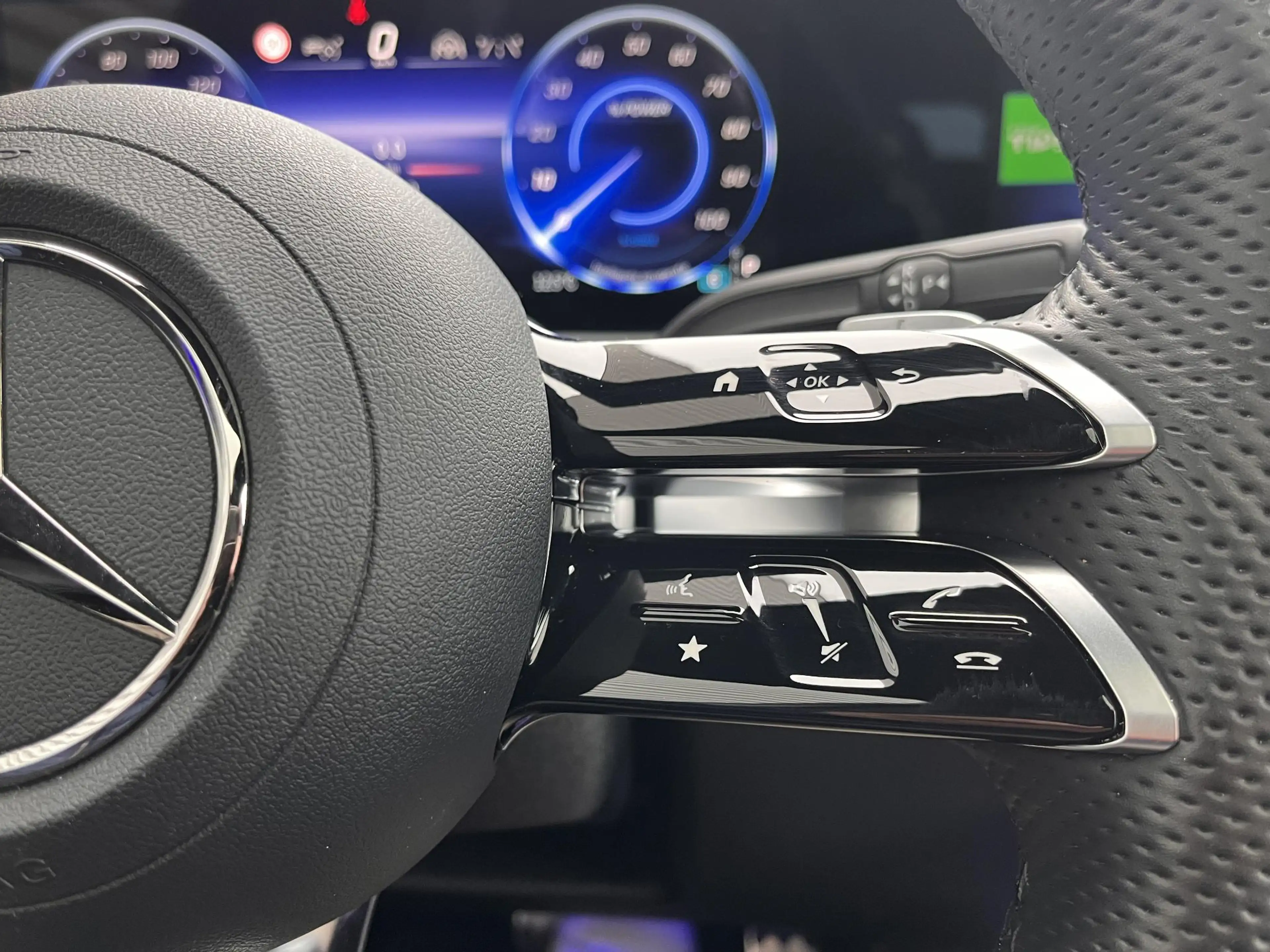 Mercedes-Benz EQB 350 4MATIC AMG Line — photo 10