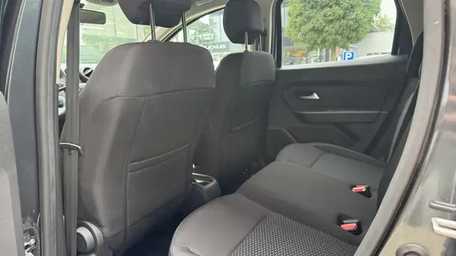 Dacia Duster view 11