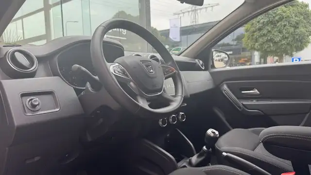Dacia Duster view 8