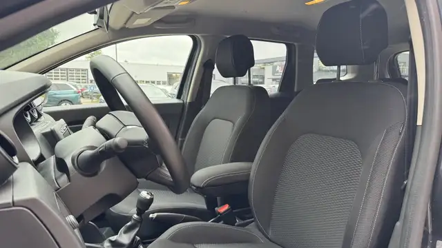 Dacia Duster view 12