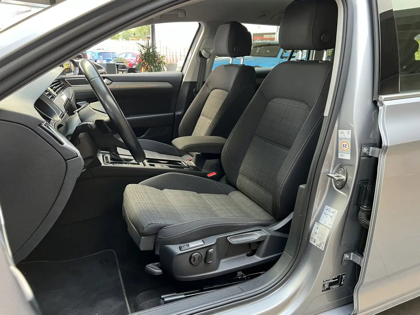 Volkswagen Passat 2.0TDI Busin 4Motion DSG Navi Kamera AHK Silber - 2