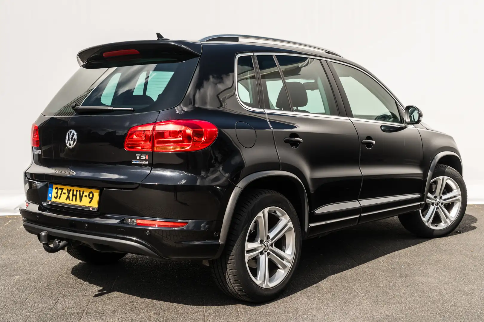 Volkswagen Tiguan 1.4 TSi R-Line | 18 inch LMV | Trekhaak | Spoiler Zwart - 2