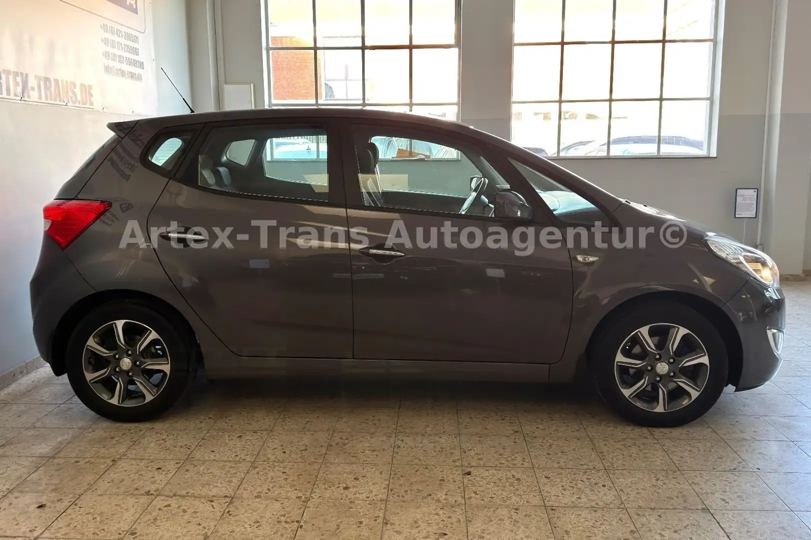 Hyundai iX20 1.6 Style/NAVI/KAMERA/KLIMAAUT/SHZ/ALU/AHK Grau - 2
