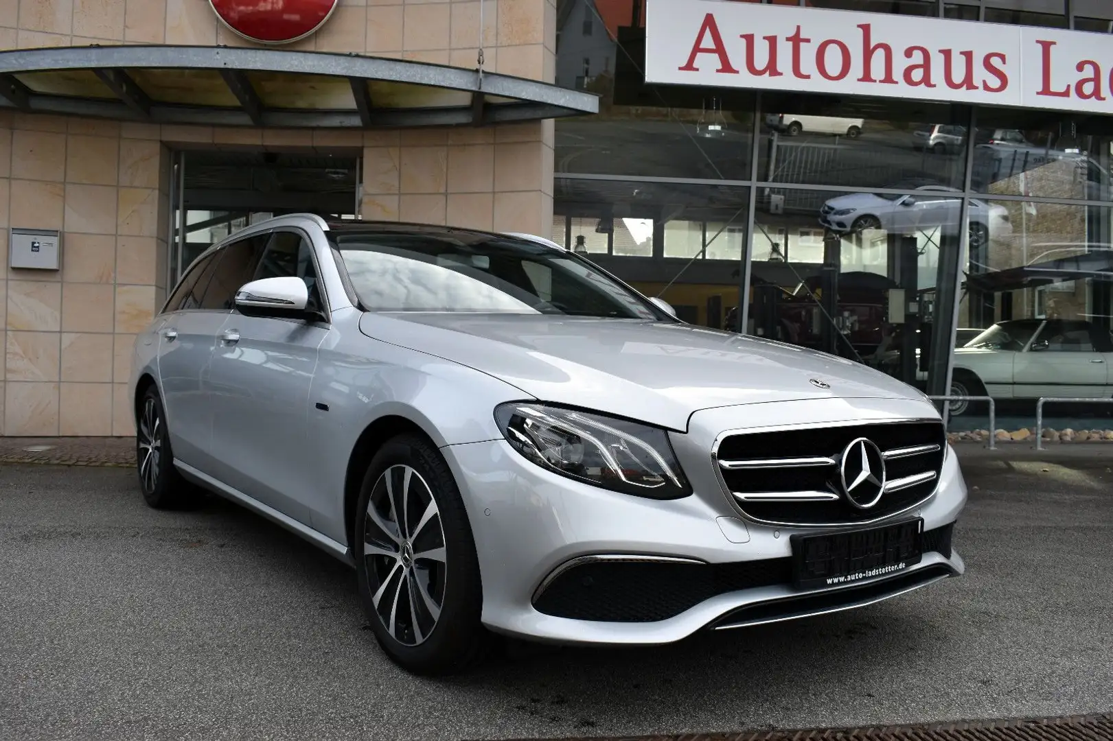 Mercedes-Benz E 300 E300T deAvantg*Hybrid*Pano*LED*Kamera*Widescreen Zilver - 1