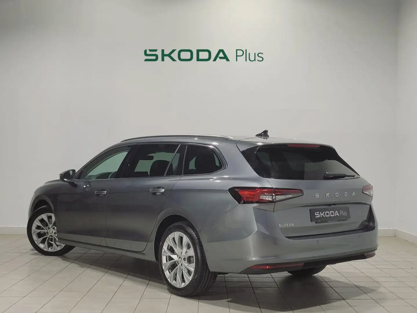 Skoda Superb Combi 2.0TDI Selection DSG 110kW Gris - 2
