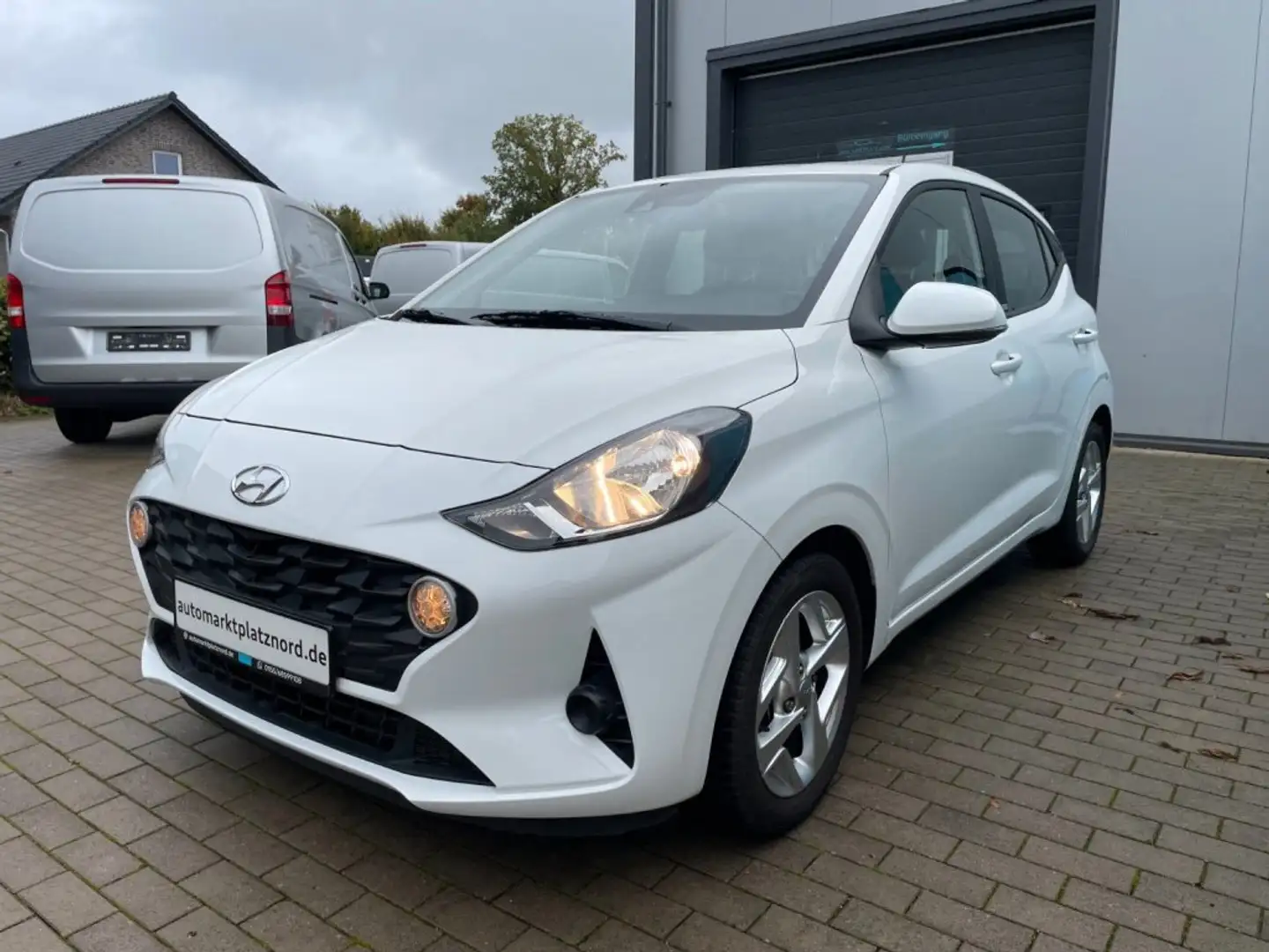 Hyundai i10 1.0 Trend Automatik 5-türer Weiß - 1