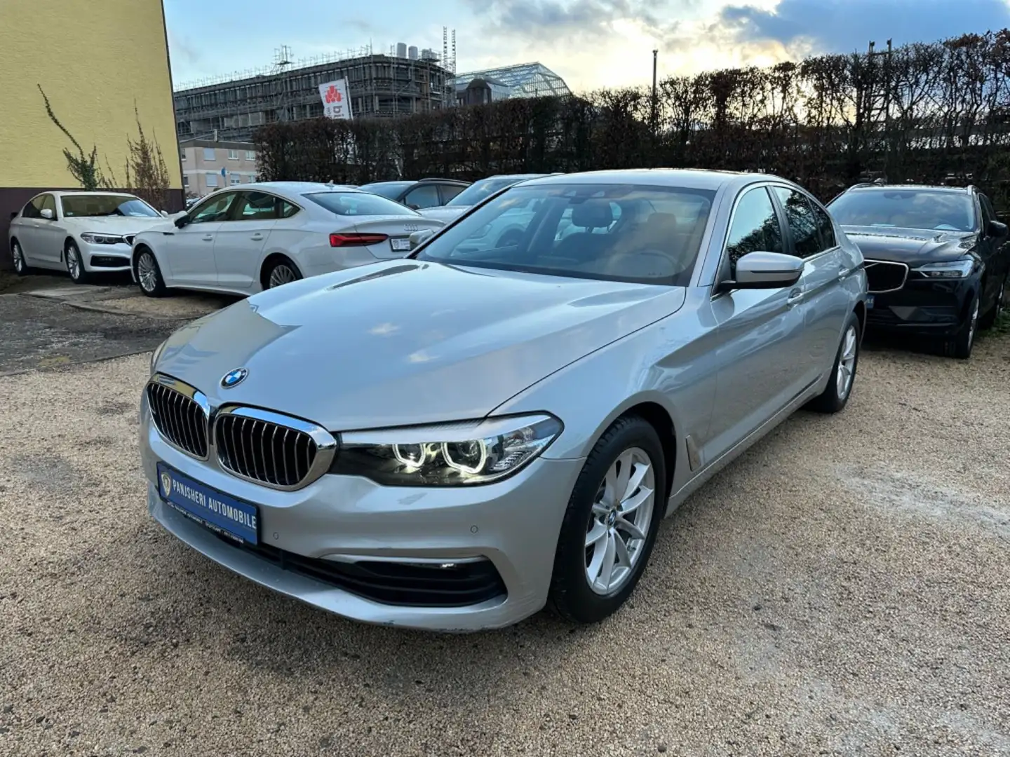 BMW 520 i Lim. Aut  Driving Assistant LED+NAVI+1HAND Silber - 2
