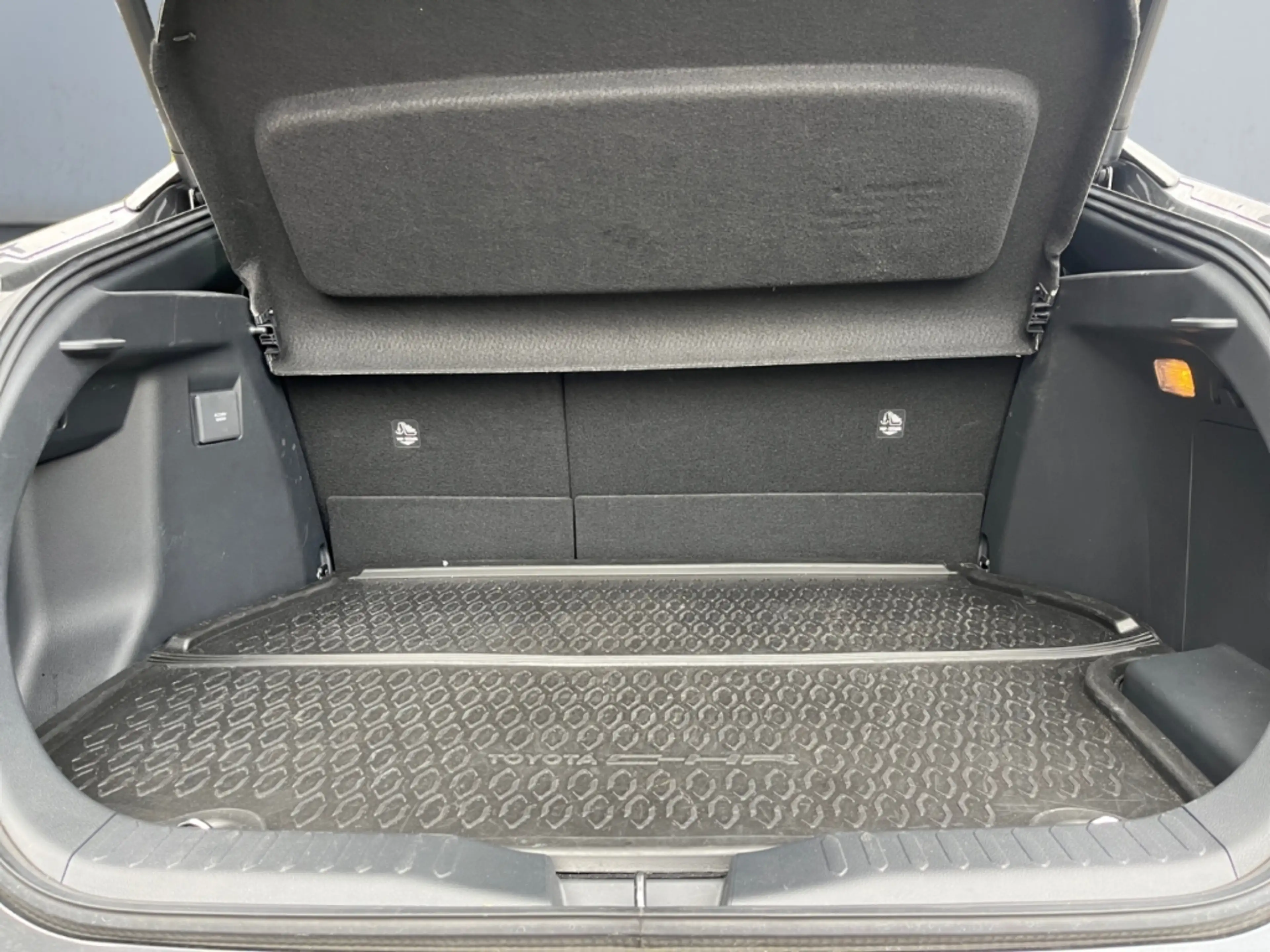 Toyota C-HR 2.0 Plug-In Hybrid Teamplayer *Technik Paket* — photo 11