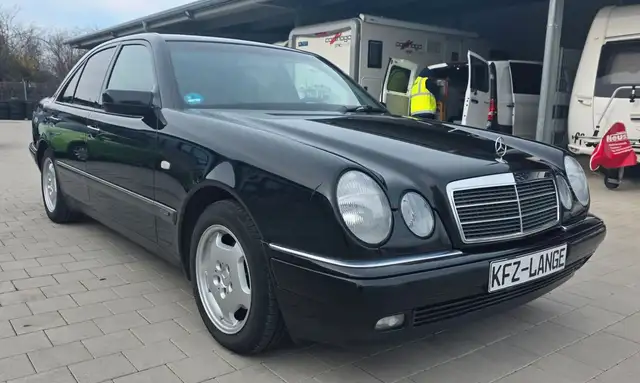 Mercedes-Benz E 240 Elegance/Tüv Neu/Service Neu/Klima/Ahk