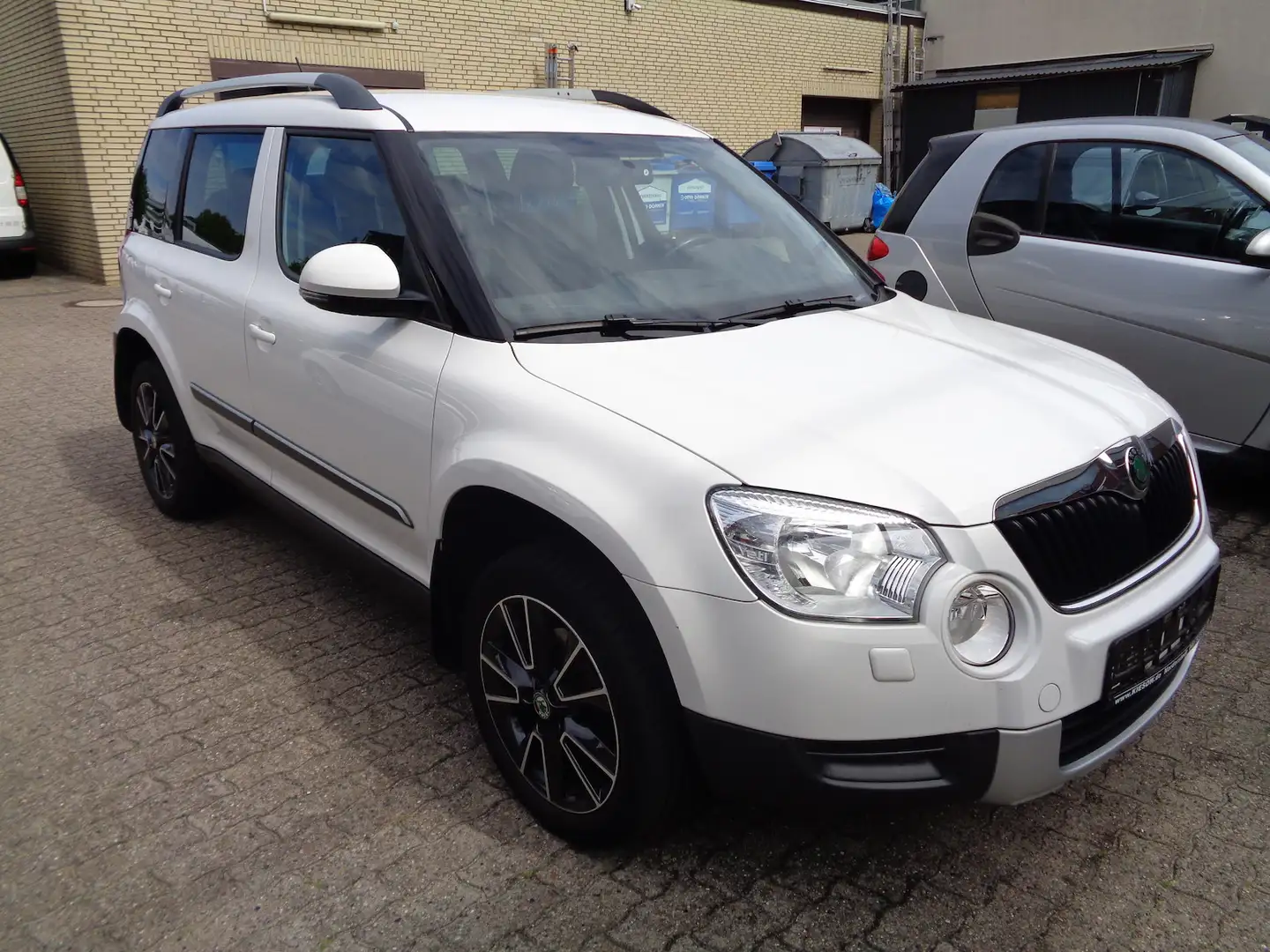 Skoda Yeti 2.0 TDI Adventure, Klima, AHK, PDC Weiß - 1