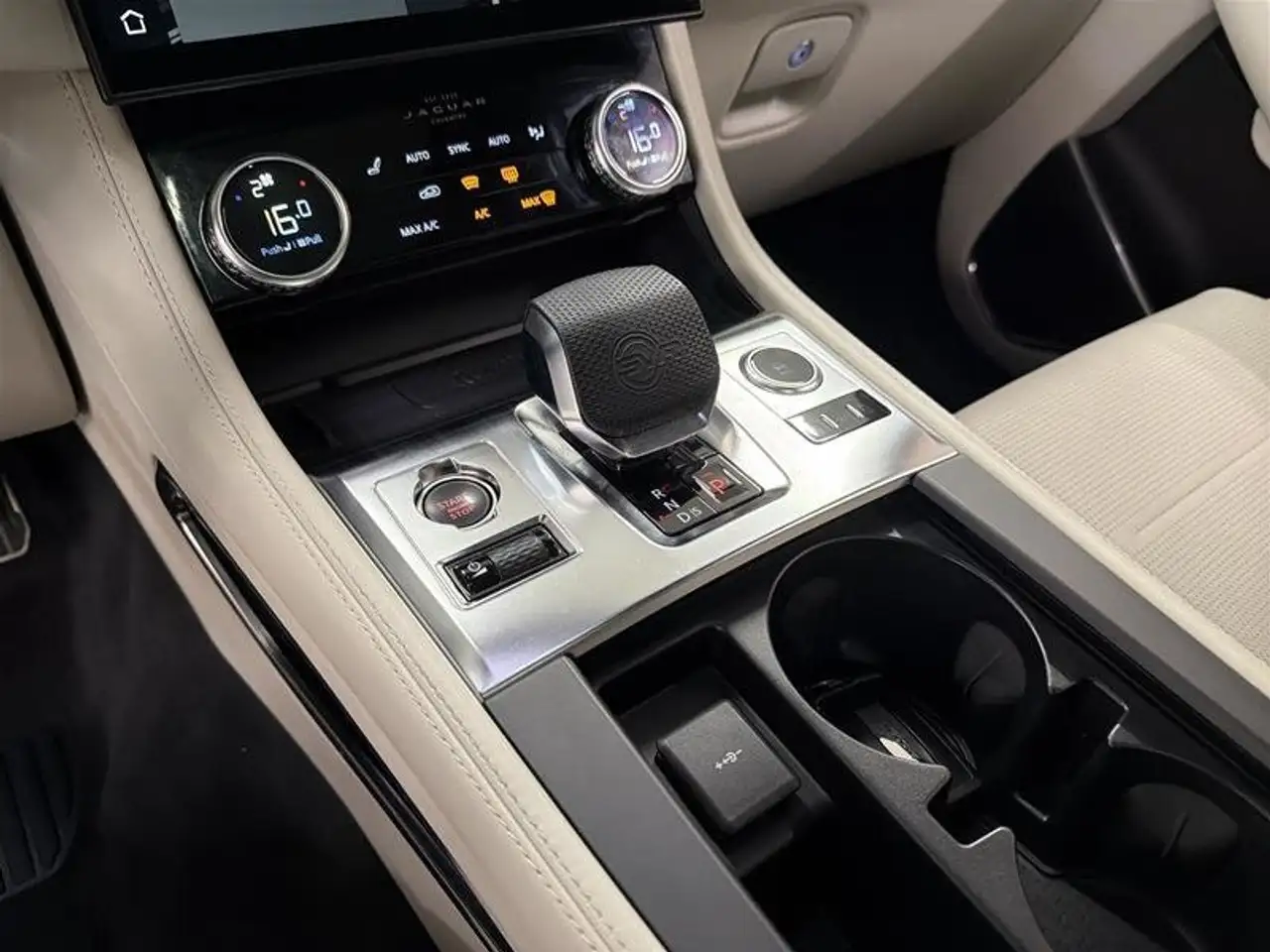 Jaguar F-Pace снимка Jaguar F-Pace