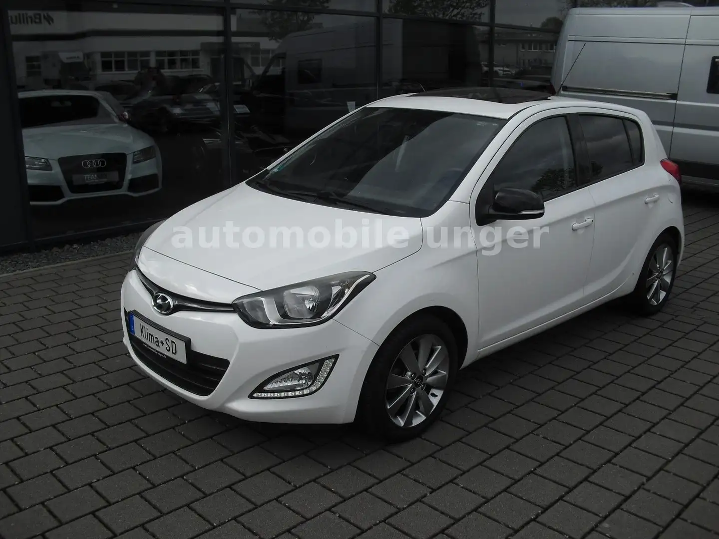 Hyundai i20 FIFA Wo.Cup Edit. Sitzhzg.PDC Automatik 1.Hd Weiß - 1