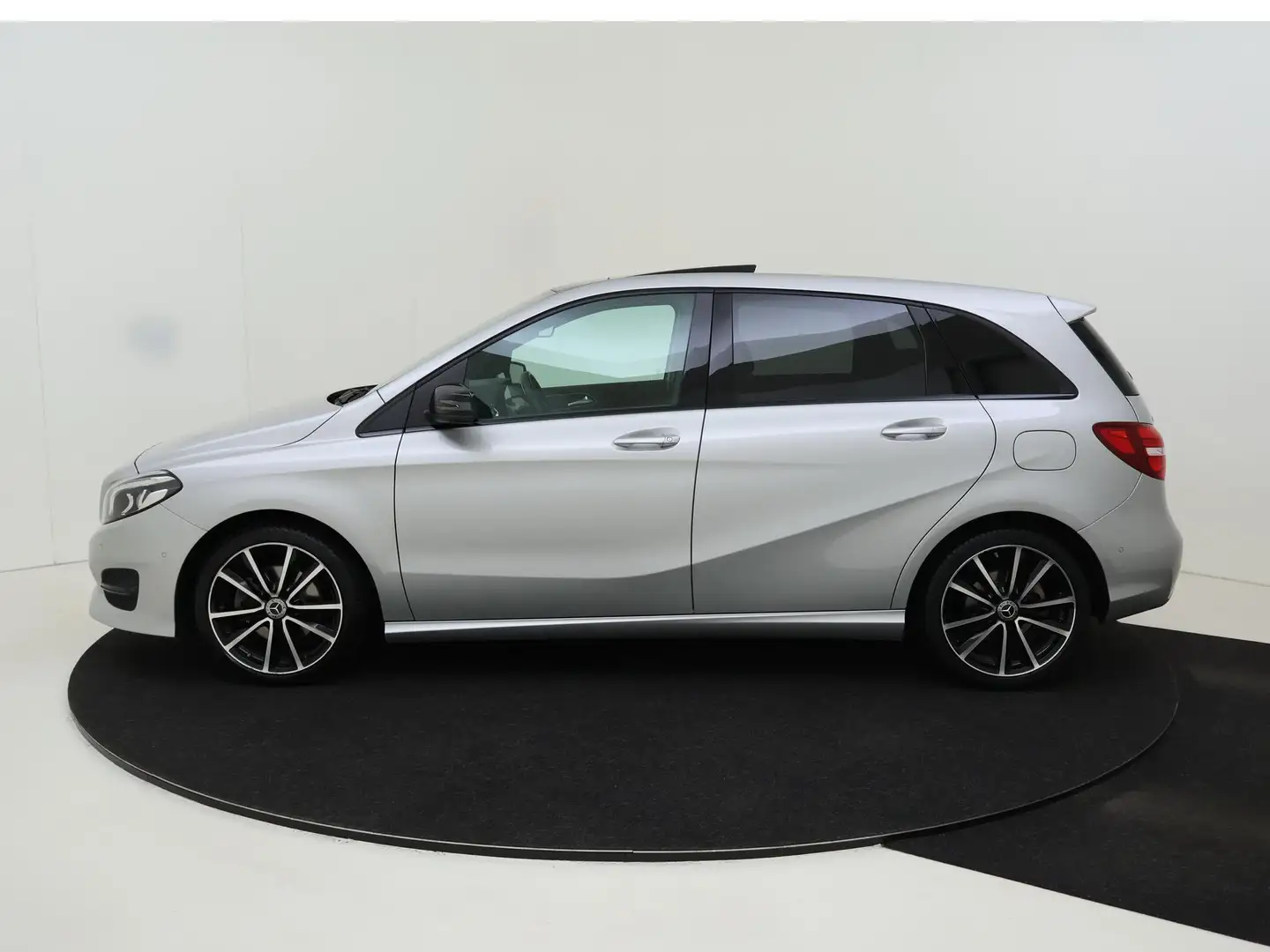 Mercedes-Benz B 180 Ambition / Urban/ Night/ Panoramadak/ 18 inch Gris - 2
