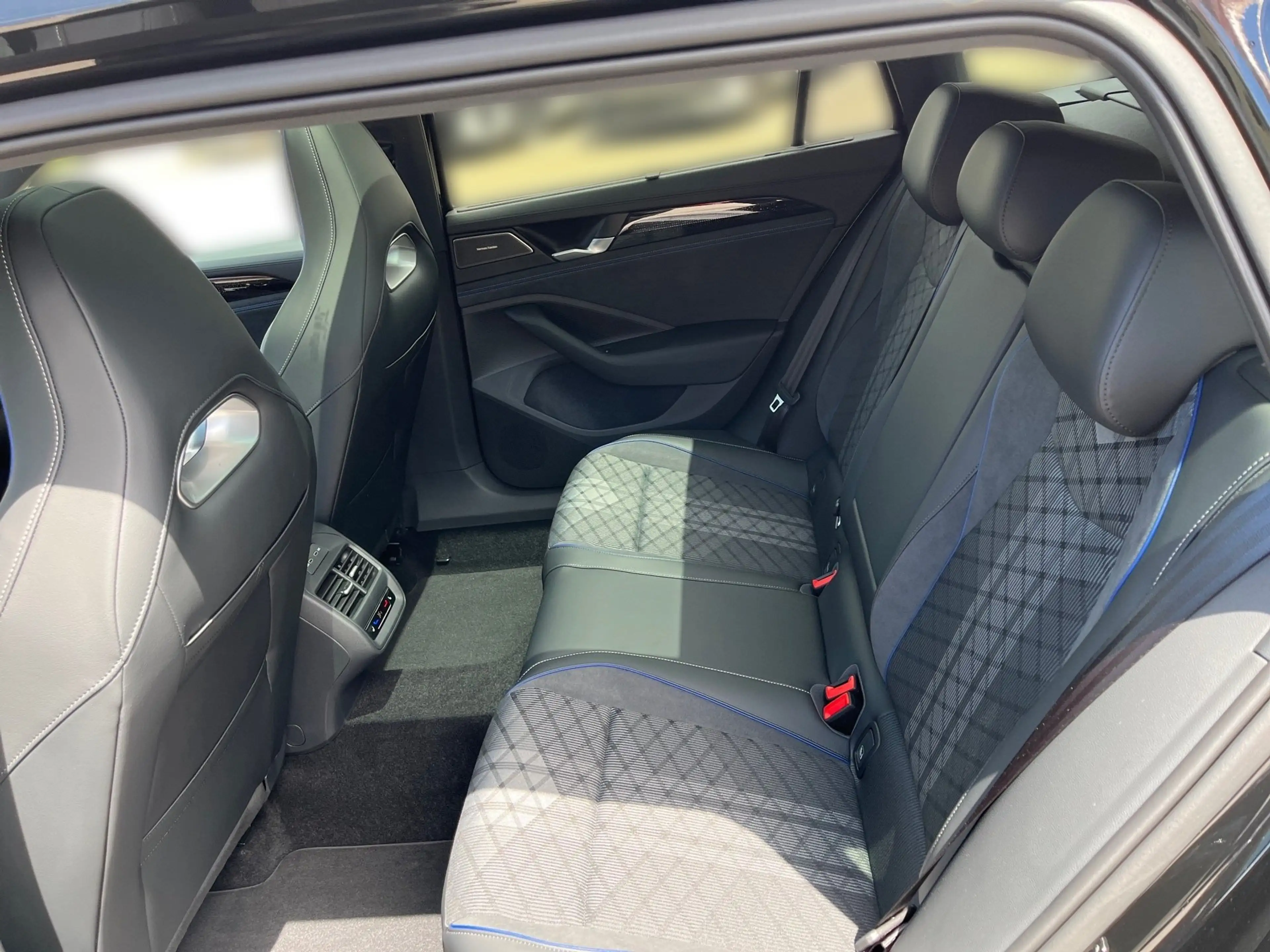 Volkswagen Passat Variant 1.5 TSI eHybrid R-Line *PANO*AHK* — photo 15