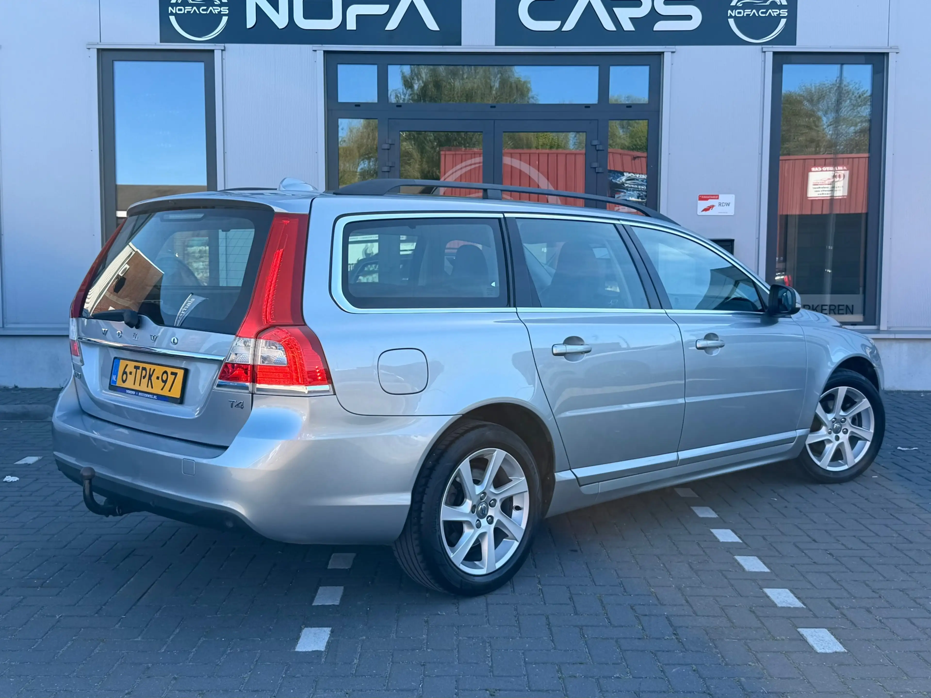 Volvo V70 1.6 T4 Nordic+|Leer|Trekhaak|xenon|Navi|PDC|NAP — photo 2