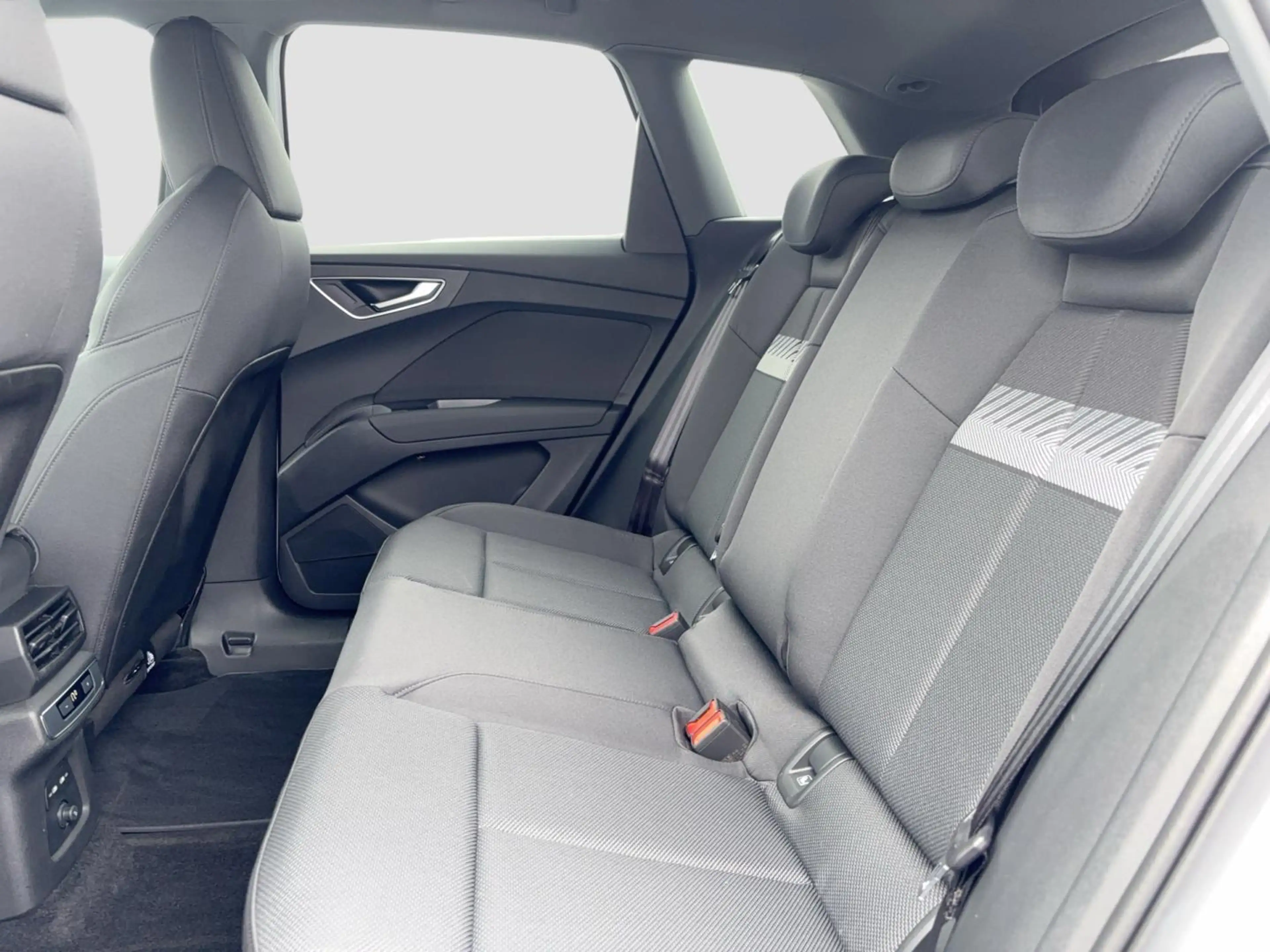 Audi Q4 e-tron 45 advanced LED Navi AHK SpSi ASI APS SHZ — photo 12