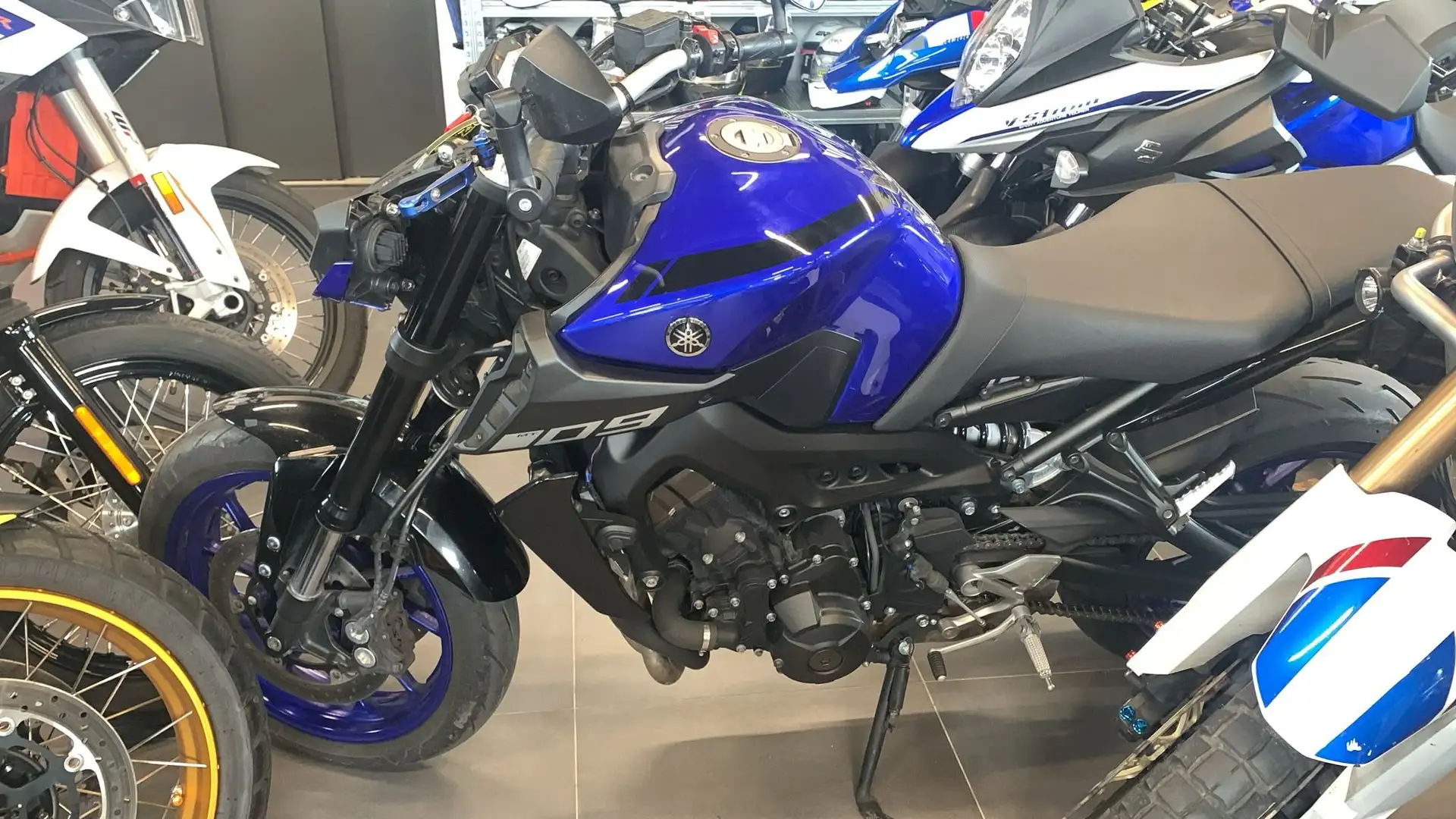 Yamaha MT-09 Blau - 2
