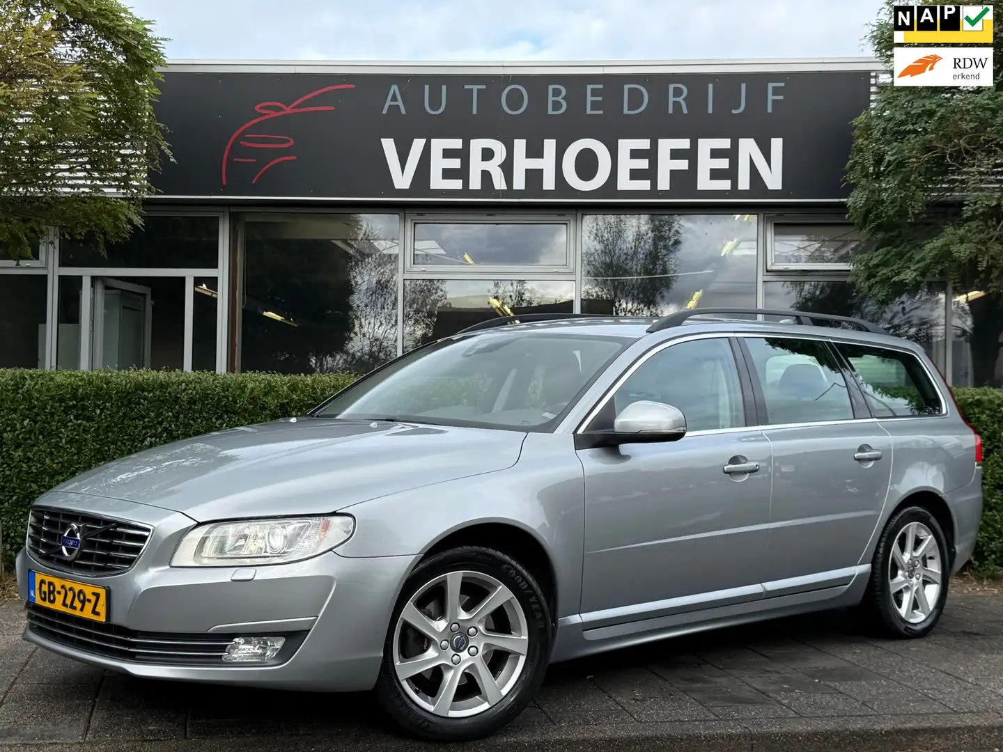 Volvo V70 1.6 T4 Nordic+ - AUTOMAAT - VOLLEDIG DEALER ONDERH Grijs - 1