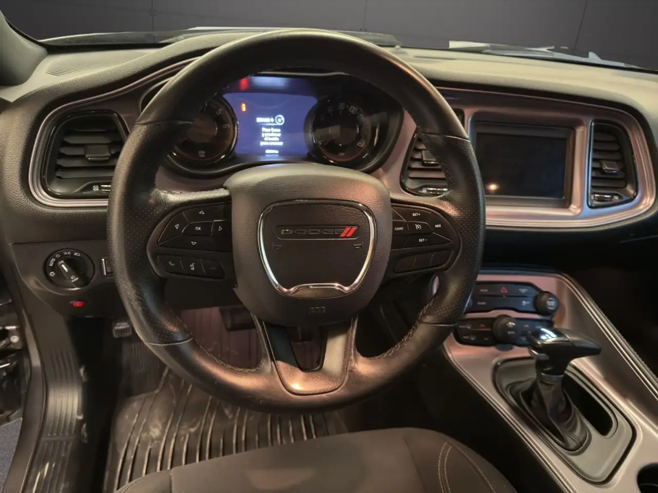 Dodge Challenger 2023 — фото 12