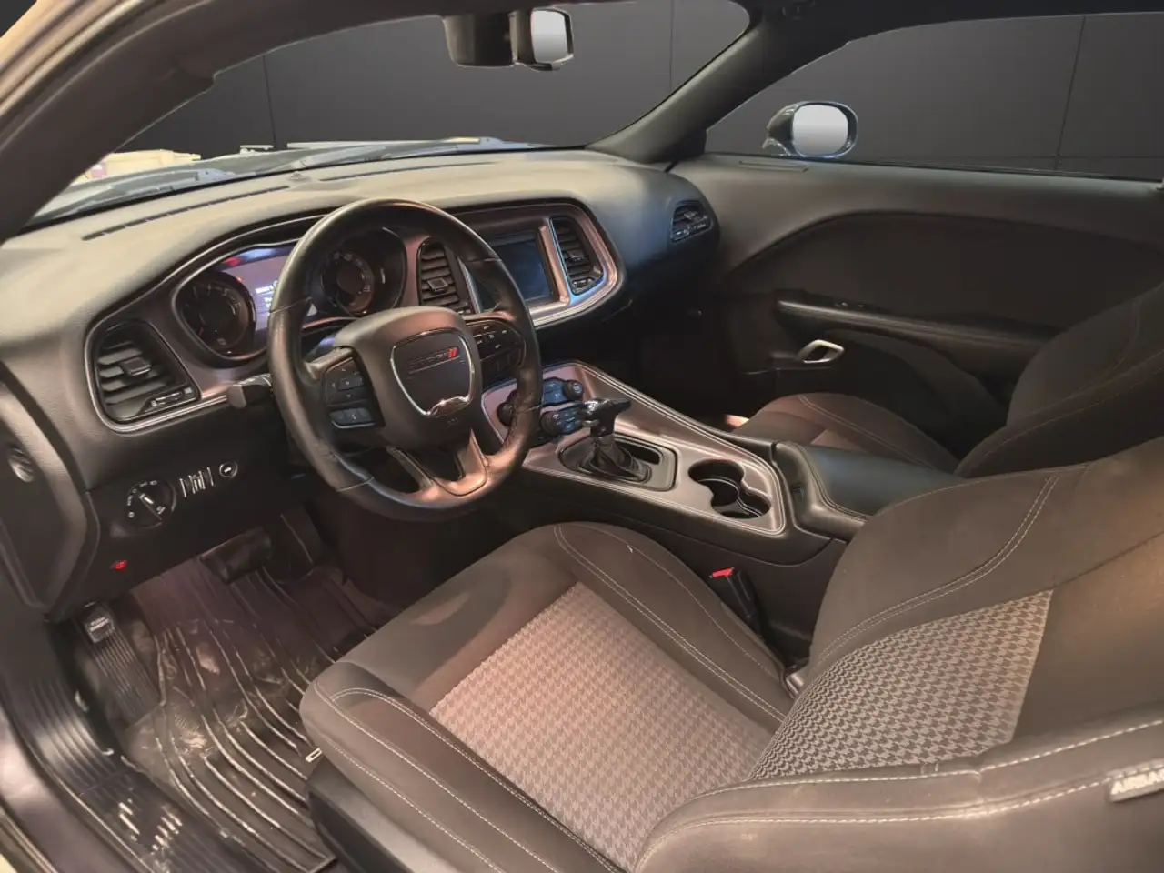 Dodge Challenger 2023 — фото 10