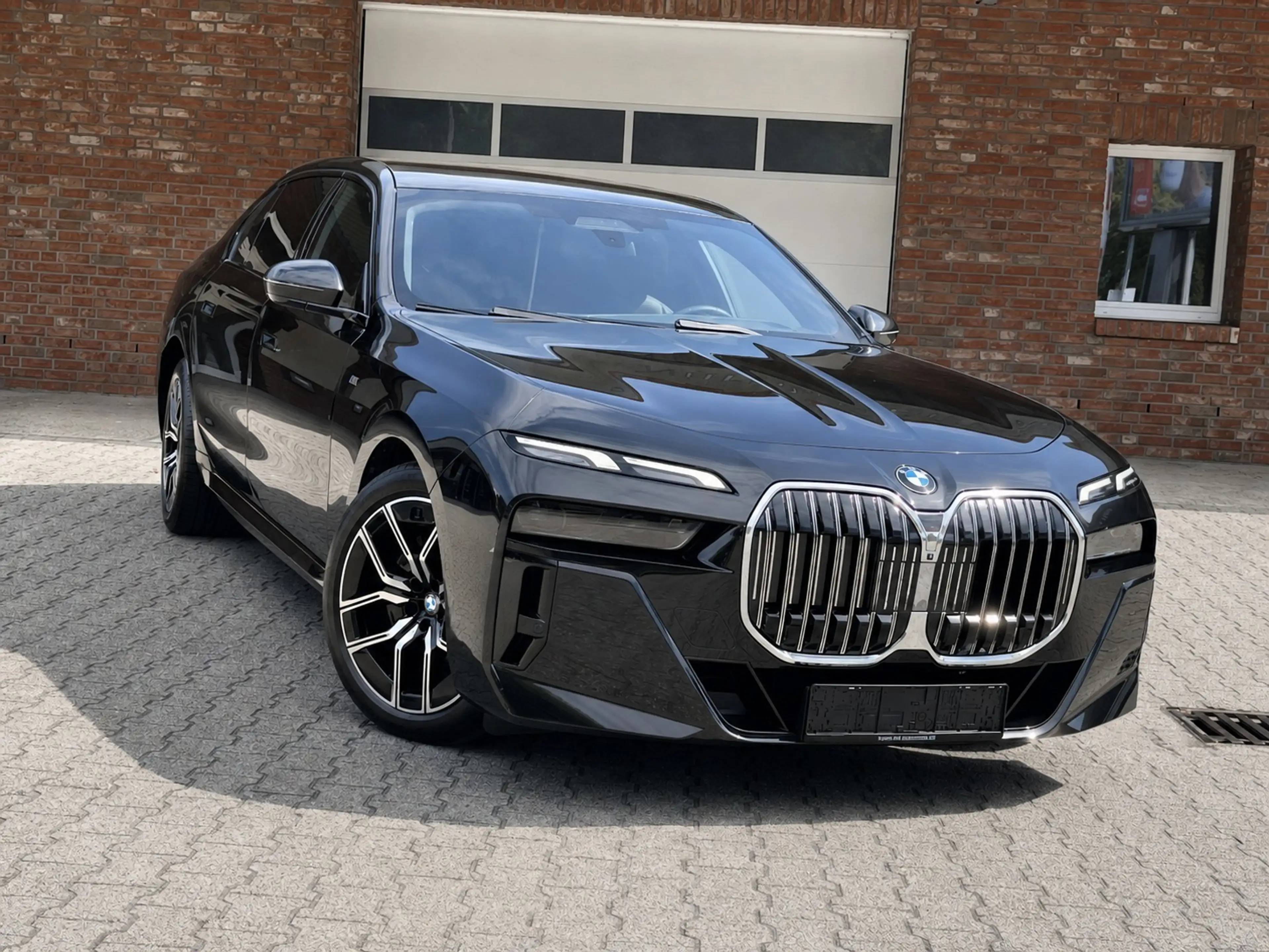 BMW 740 xDrive M-Paket Pano B&W SoftClose — photo 2