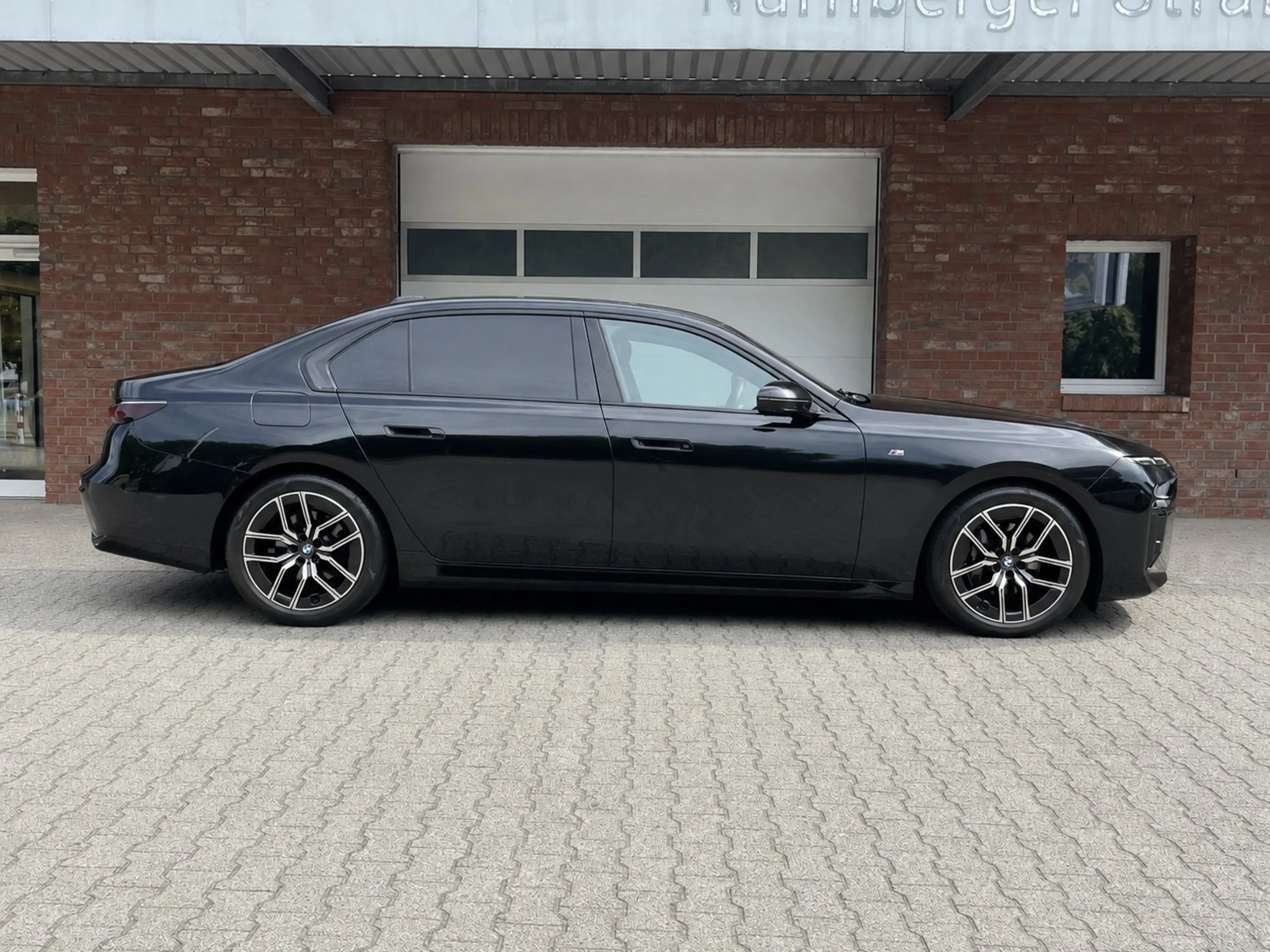 BMW 740 xDrive M-Paket Pano B&W SoftClose — photo 6