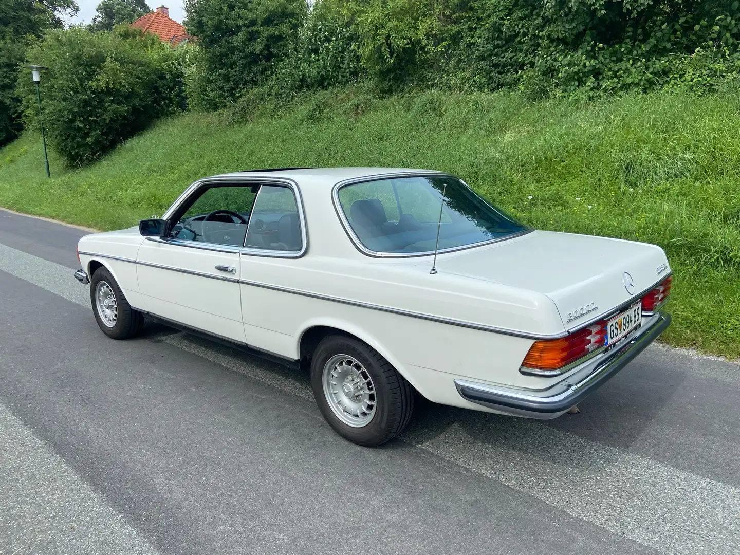 Mercedes-Benz 300 W123 Coupe 300CD CE - 2