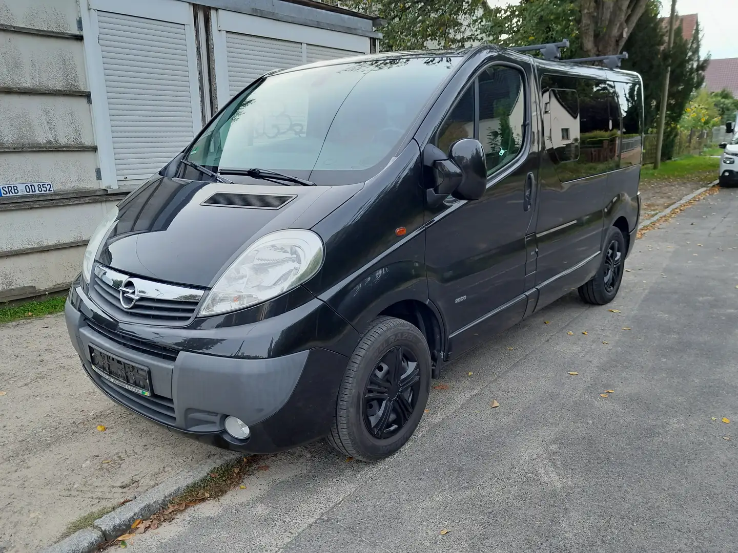 Opel Vivaro Kombi L1H1 2,9t 8-9 Sitzer oder Camper Schwarz - 1