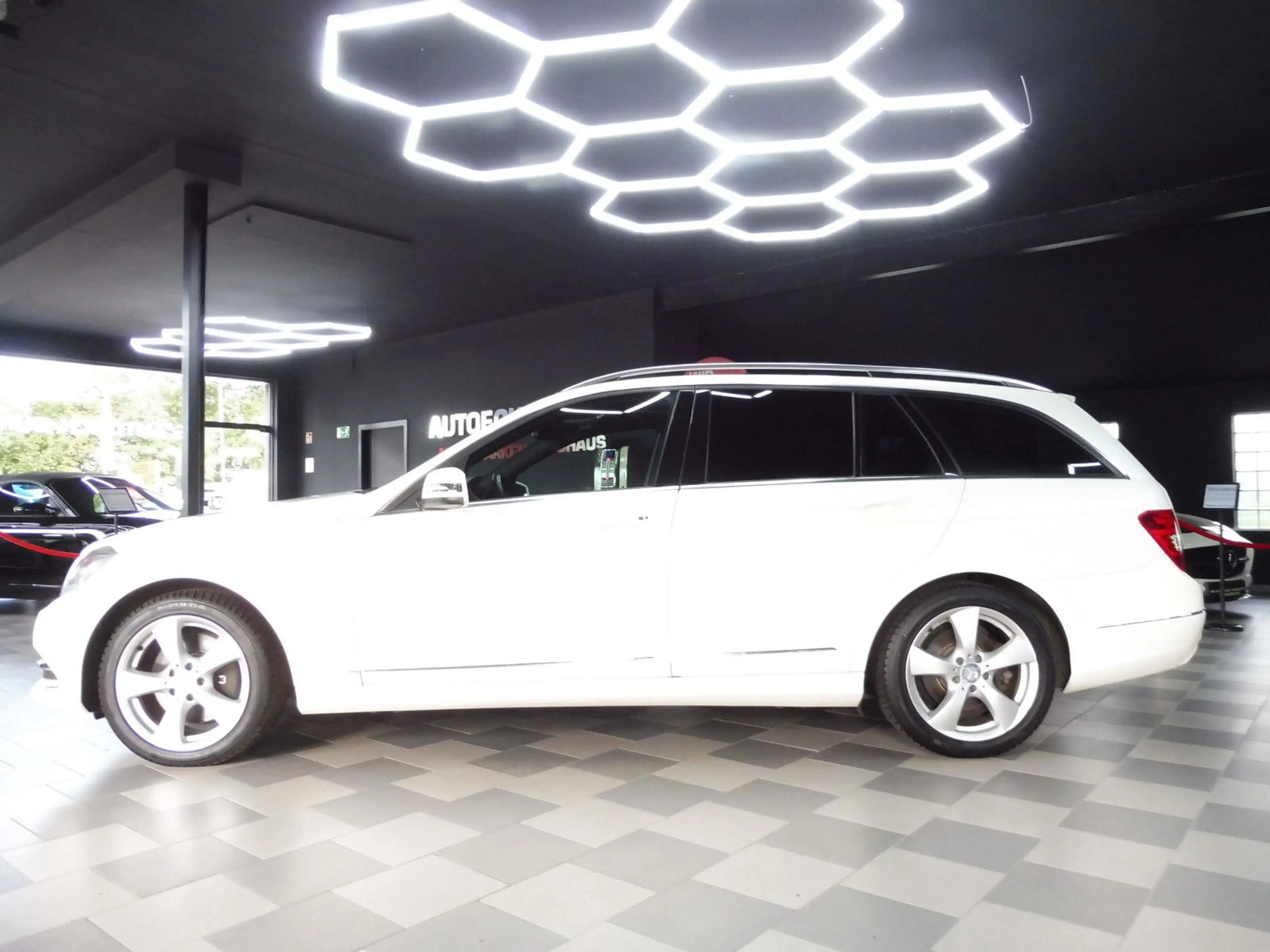 Mercedes-Benz C 350 CDI BlueEfficiency Pano/Xenon/Leder/H&K — photo 9