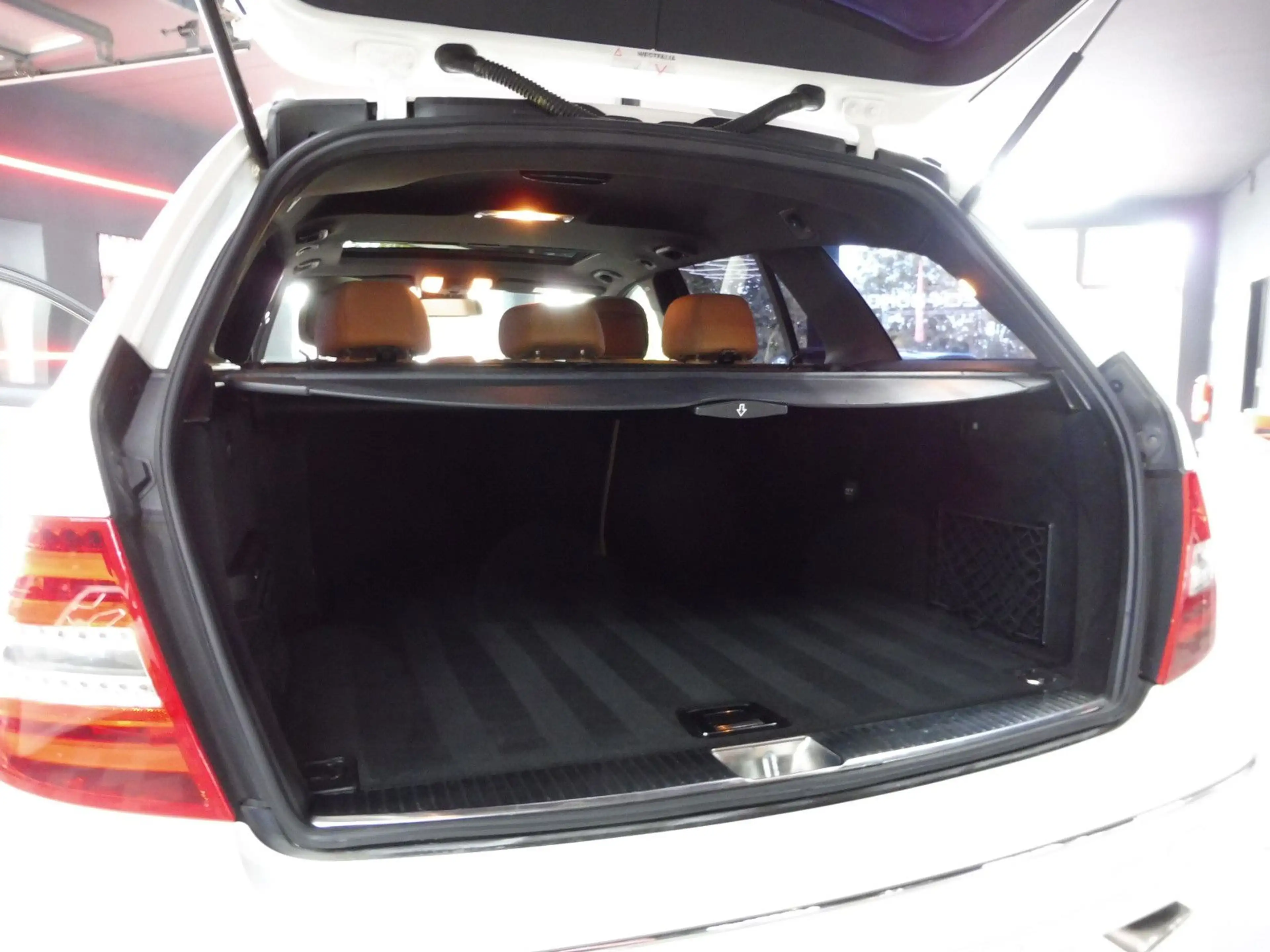 Mercedes-Benz C 350 CDI BlueEfficiency Pano/Xenon/Leder/H&K — photo 13