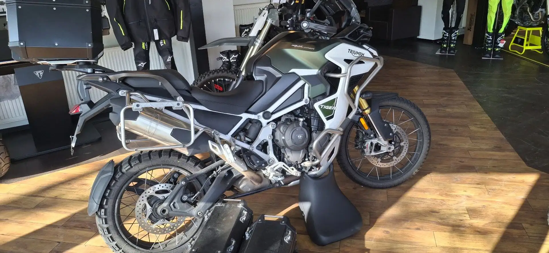 Triumph Tiger 1200 Rally Explorer NEUZUGANG / KOFFER Verde - 1