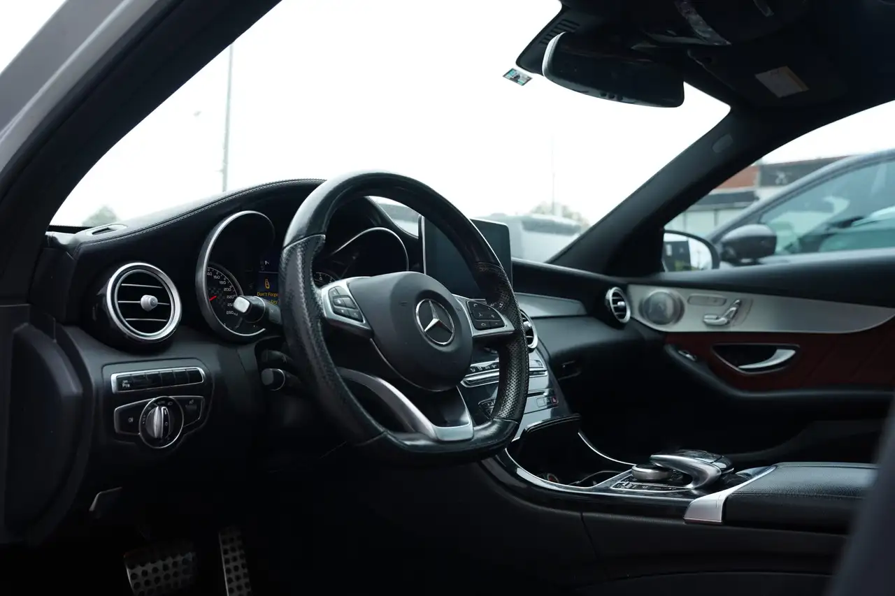 Mercedes-Benz C-Class снимка Mercedes-Benz C-Class