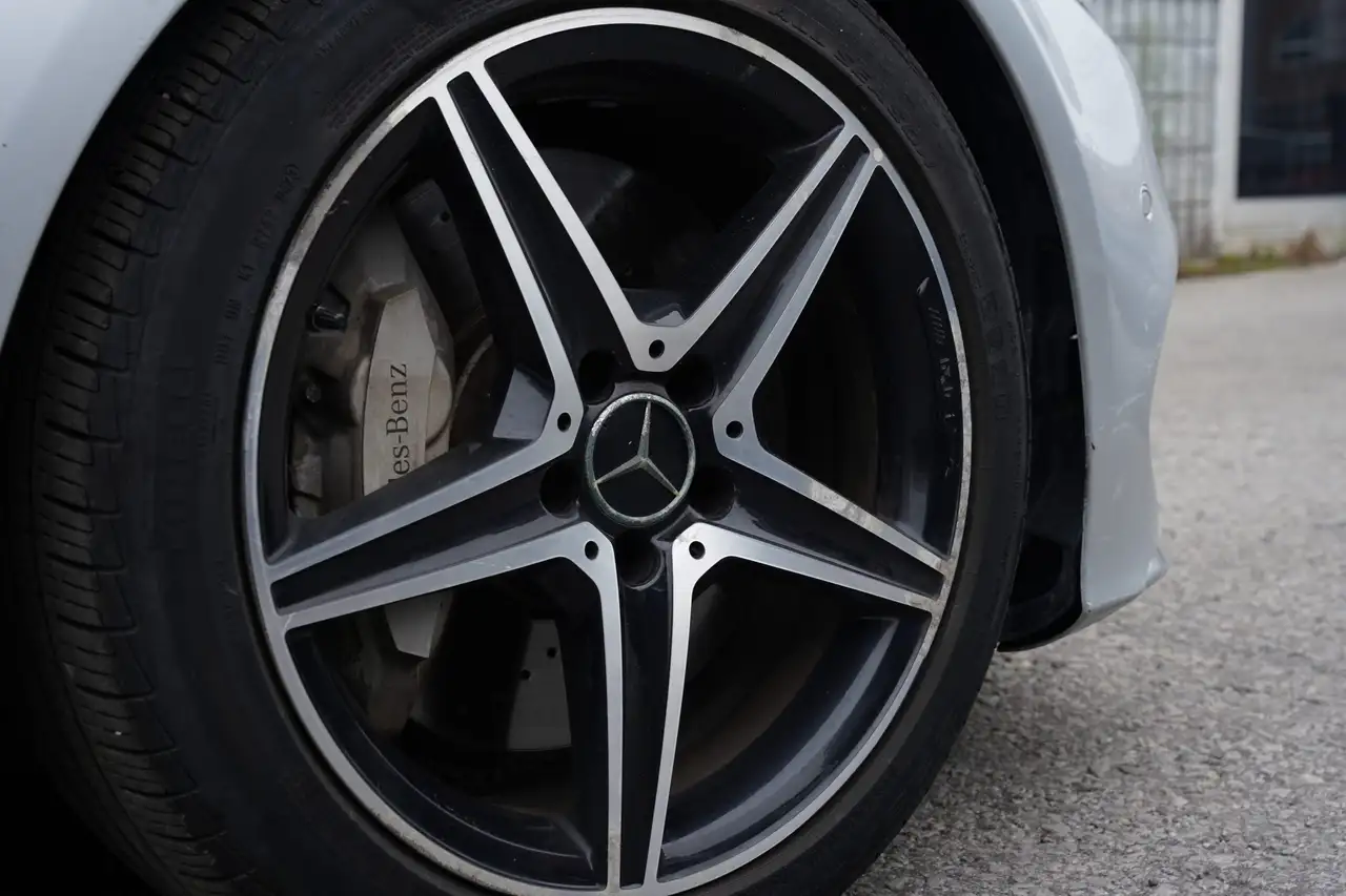 Mercedes-Benz C-Class снимка Mercedes-Benz C-Class
