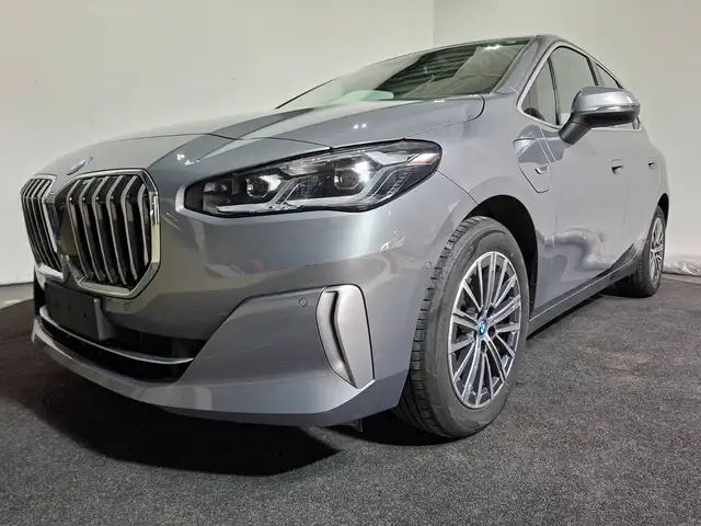 BMW 225 225E XDRIVE | 2 JAAR GRATIS ONDERHOUD | HYBRIDE | AUTOMAAT | LEDER | NAVIGATIE | LED