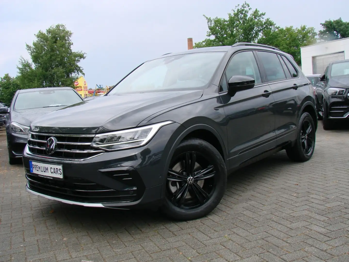 Volkswagen Tiguan 2.0TDI Urban Sport 4x4 ACC Navi LED Grau - 2