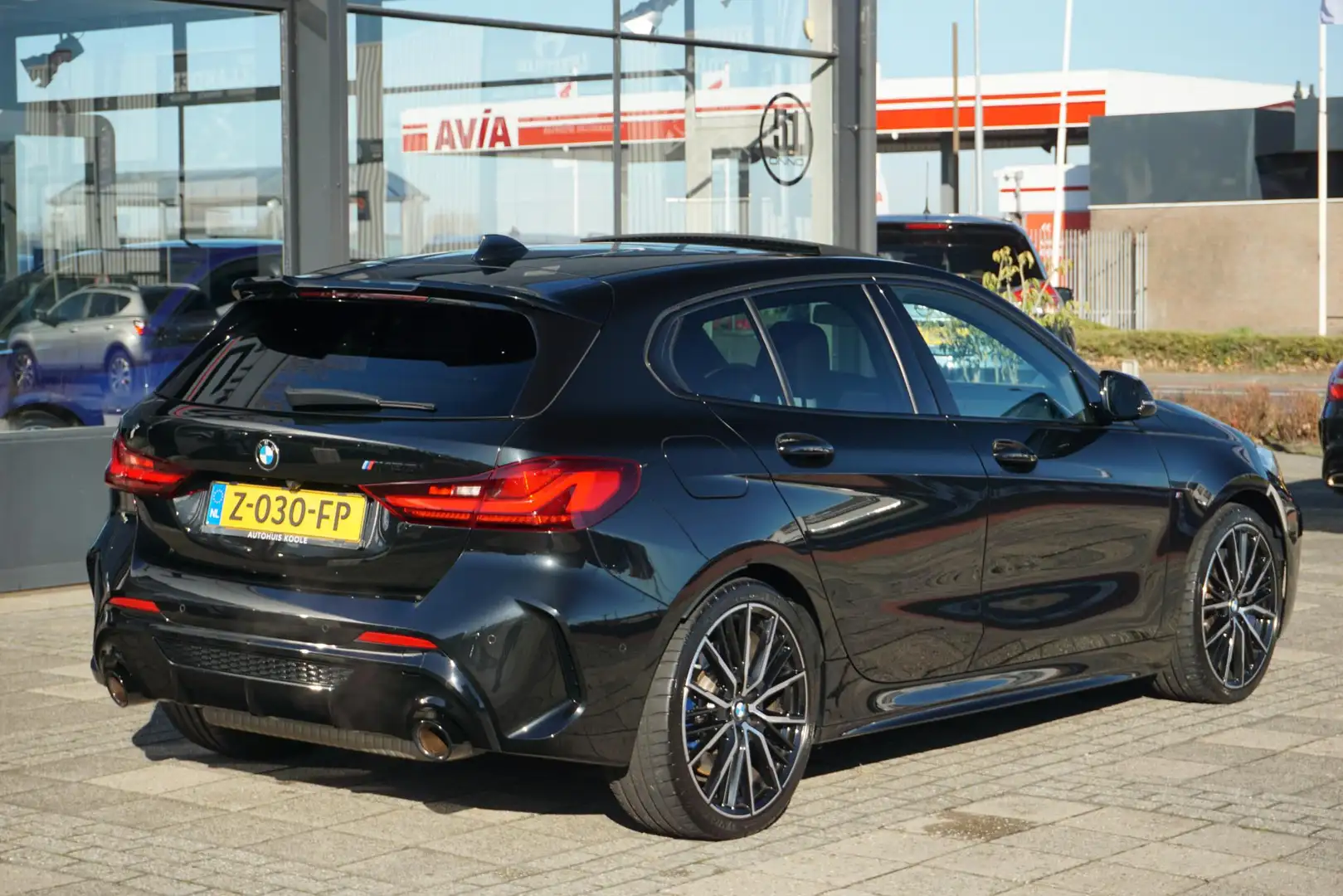 BMW 135 1-serie M135i xDrive High Executive | ACC | PANO | Zwart - 2
